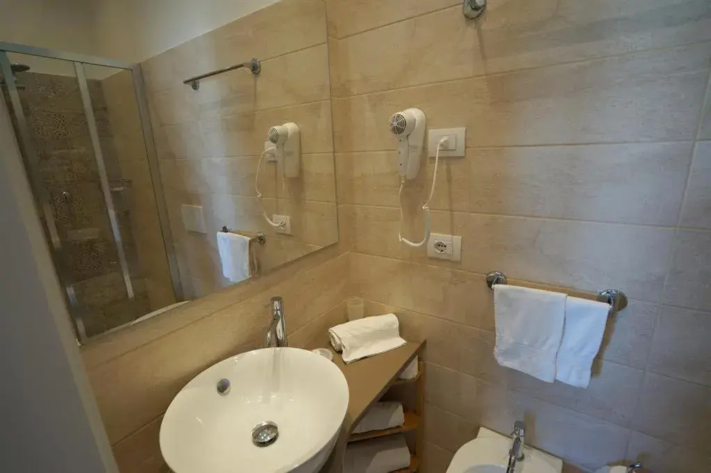 Shower, Bathroom in Hotel Villa Fulgida