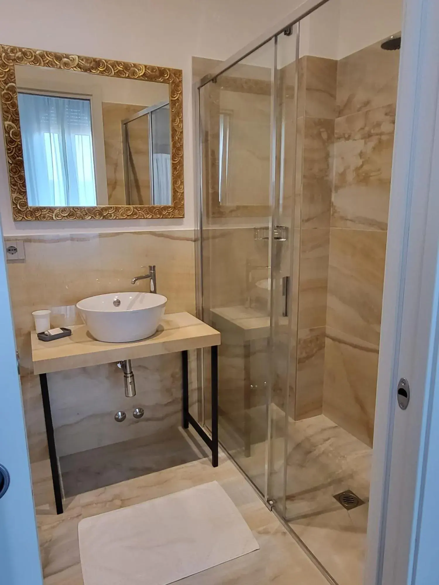 Shower, Bathroom in Hotel Villa Fulgida