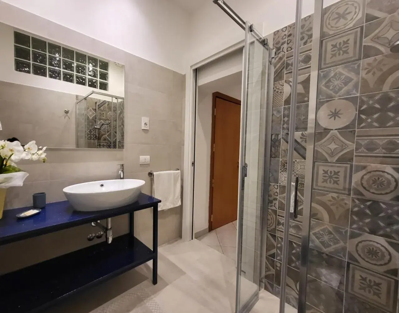 Shower, Bathroom in Hotel Villa Fulgida