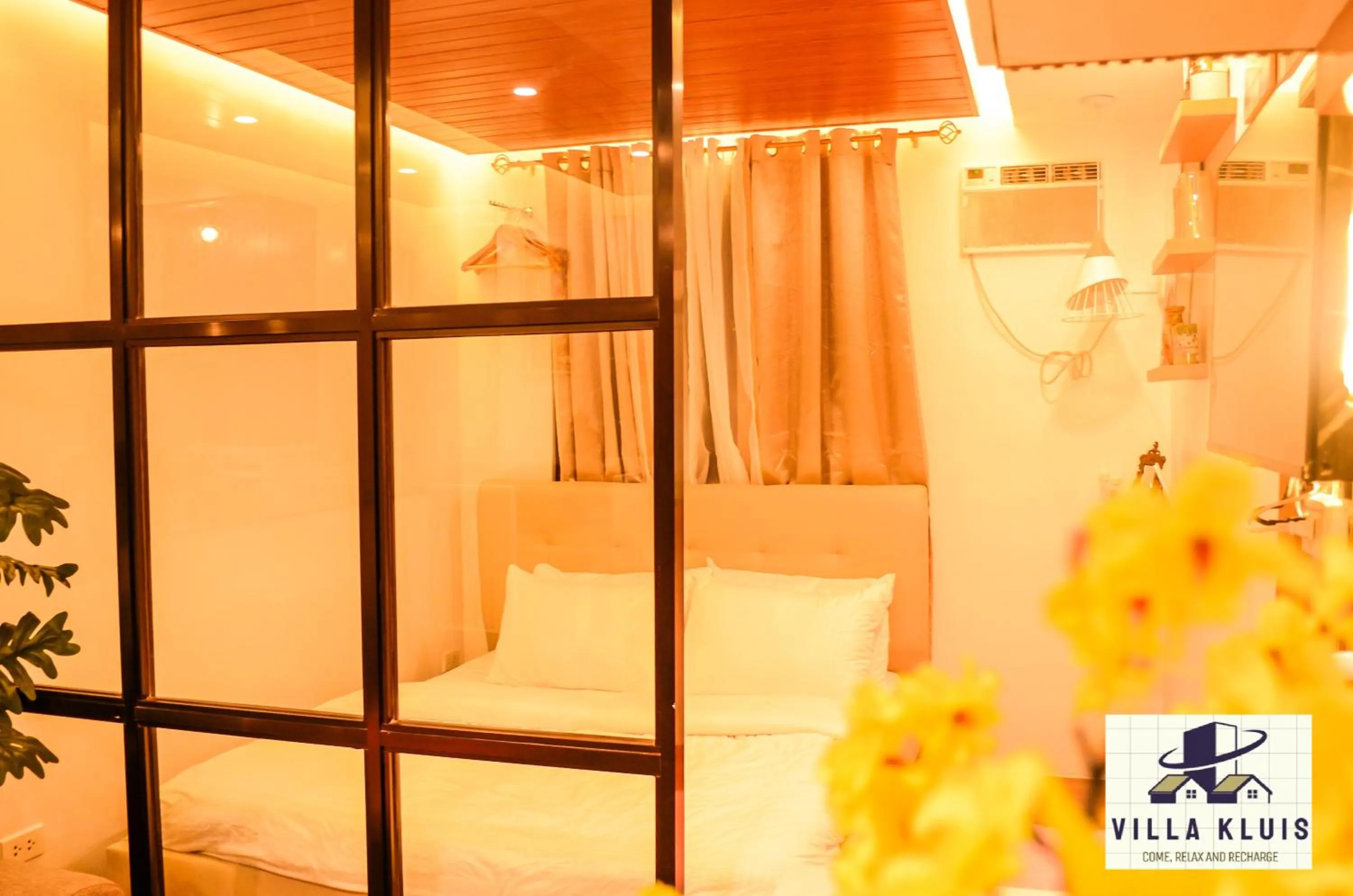 Bed in Tagaytay Cozy Staycation in Villa Kluis Pine Suite