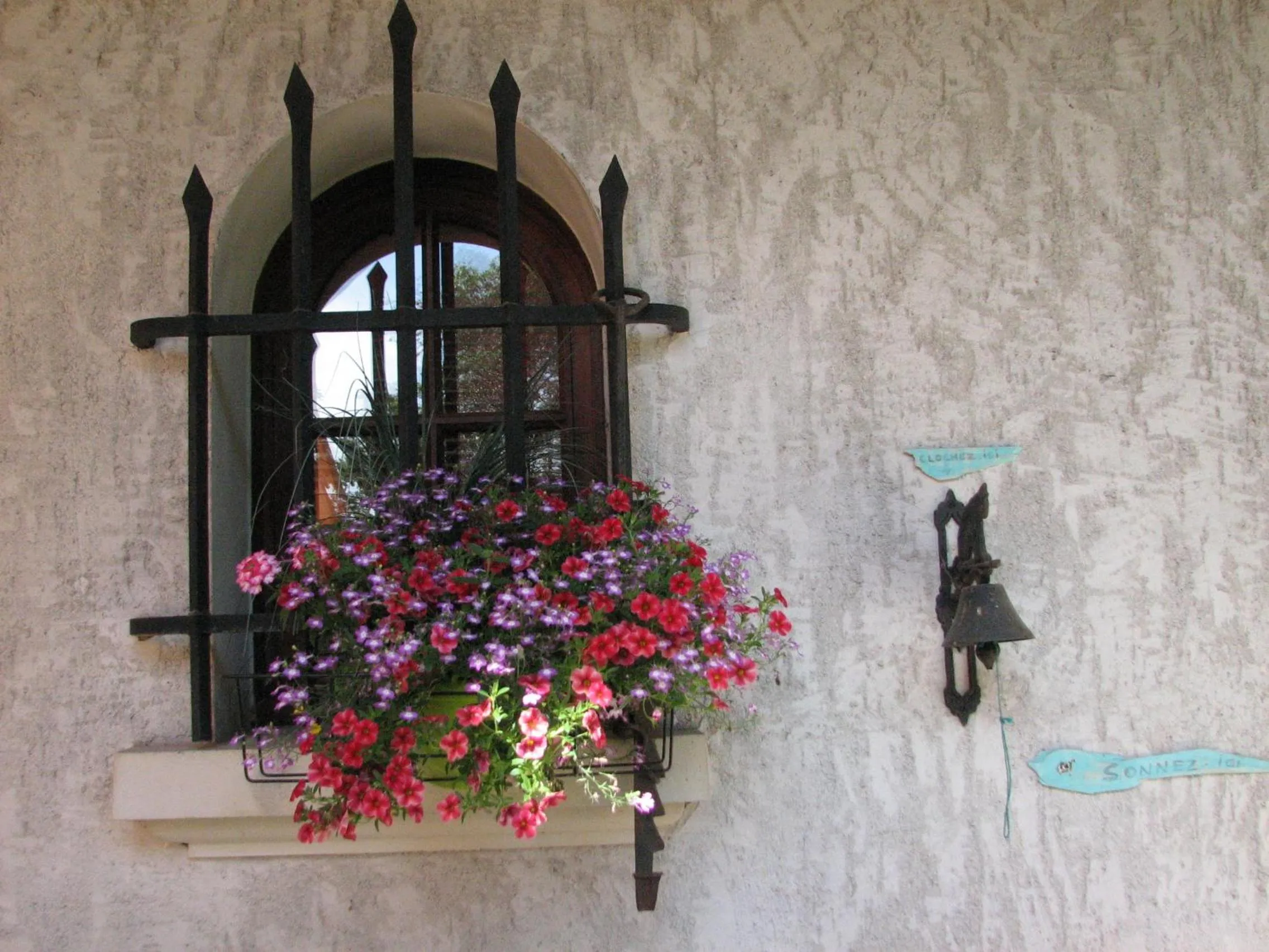 Decorative detail in Le Pas de L'Ane Chambres d'hôtes