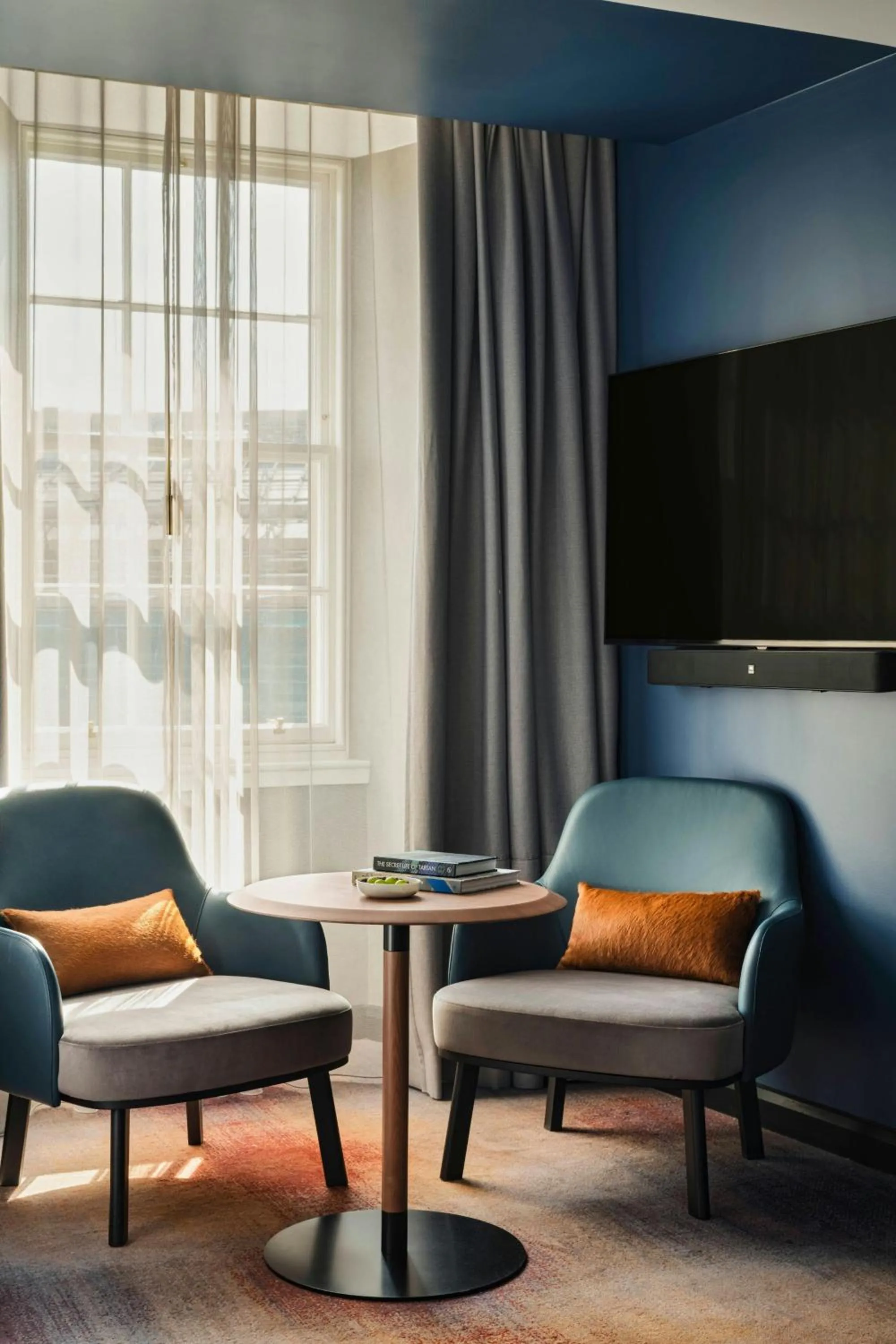 Photo of the whole room in W Edinburgh