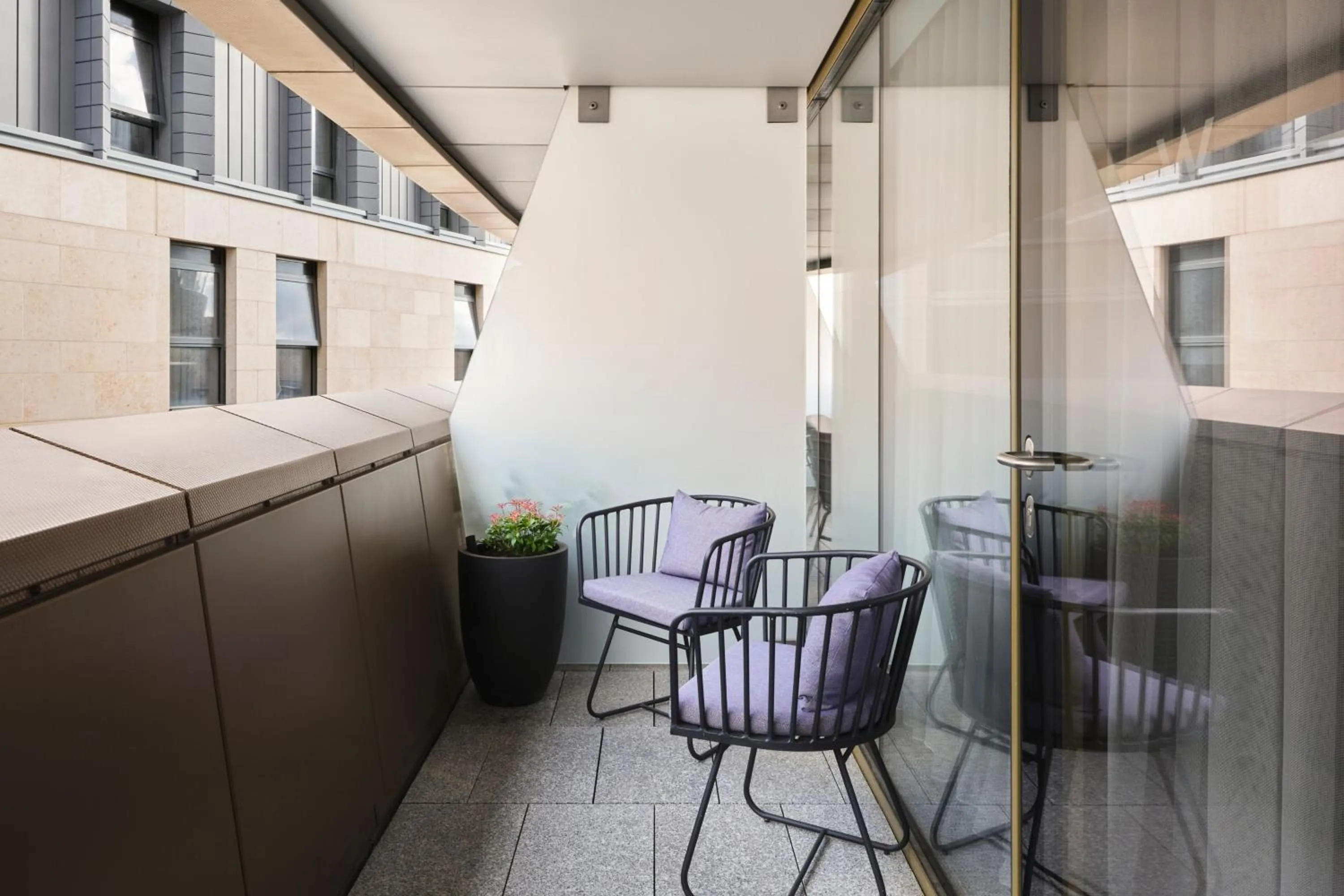 Photo of the whole room in W Edinburgh