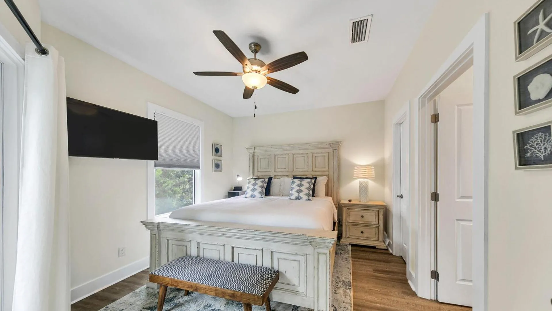Bed in Hidden Lake Condos 321 - Short walk to Gulf Place