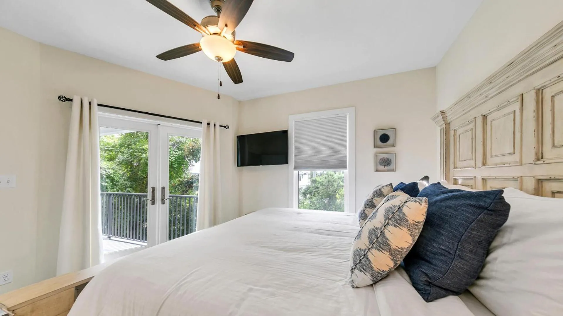 Bed in Hidden Lake Condos 321 - Short walk to Gulf Place