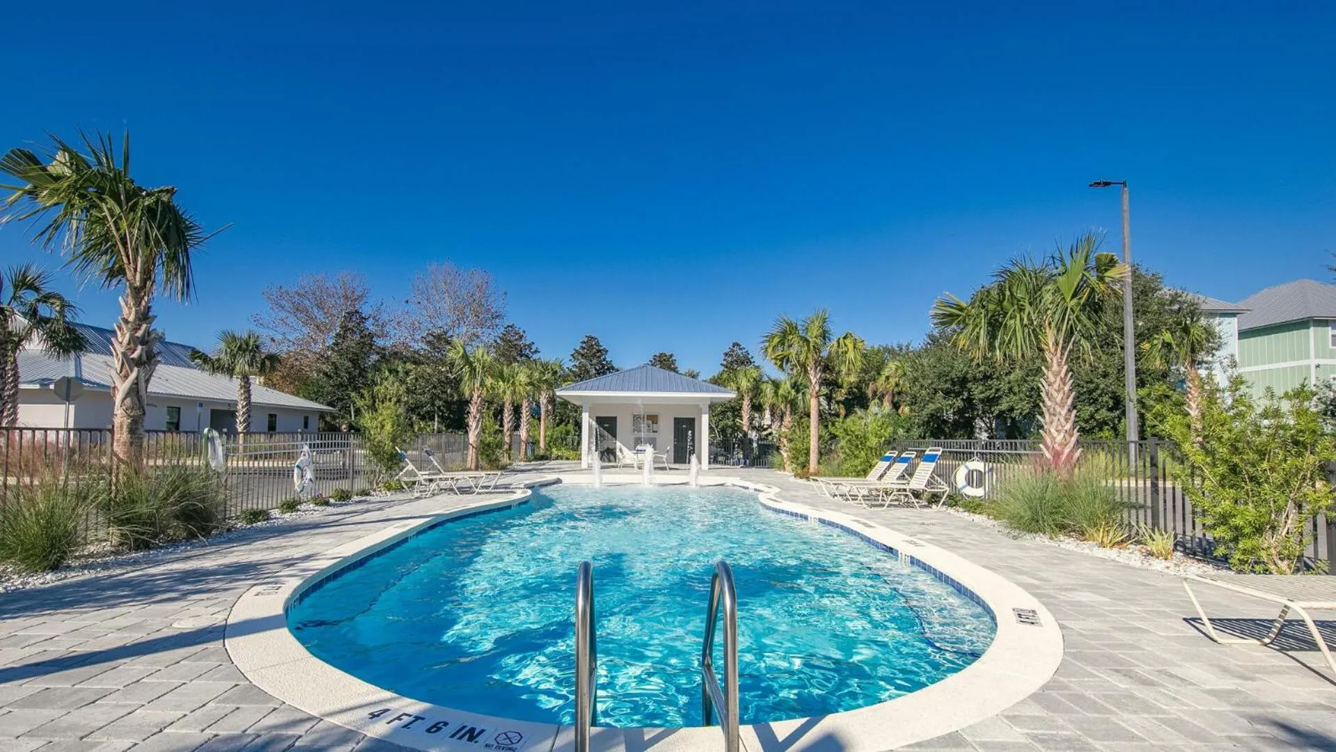 Hidden Lake Condos 321 - Short walk to Gulf Place