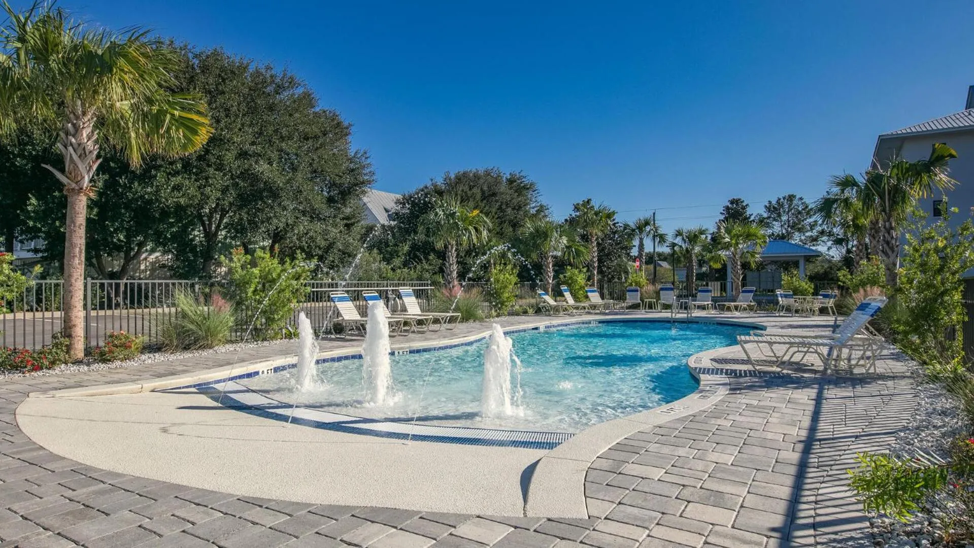 Hidden Lake Condos 321 - Short walk to Gulf Place