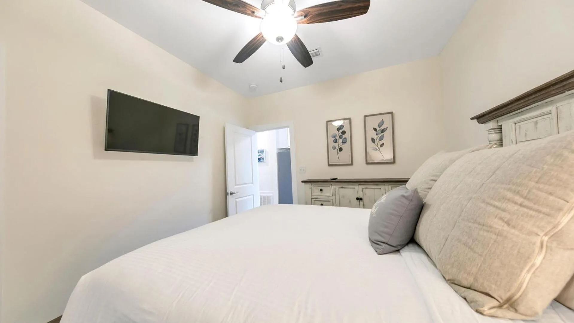 Bed in Hidden Lake Condos 321 - Short walk to Gulf Place