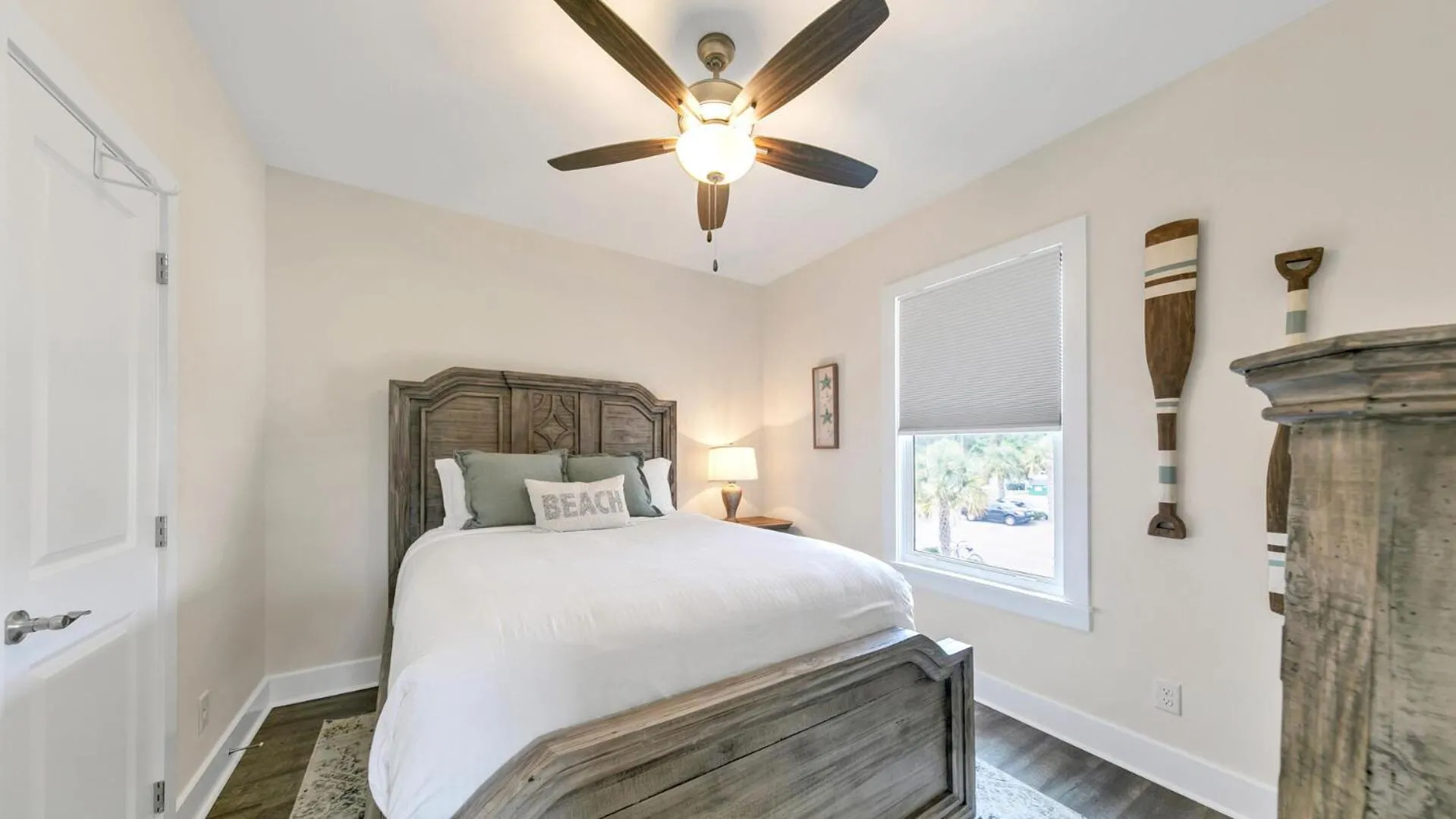Bed in Hidden Lake Condos 321 - Short walk to Gulf Place