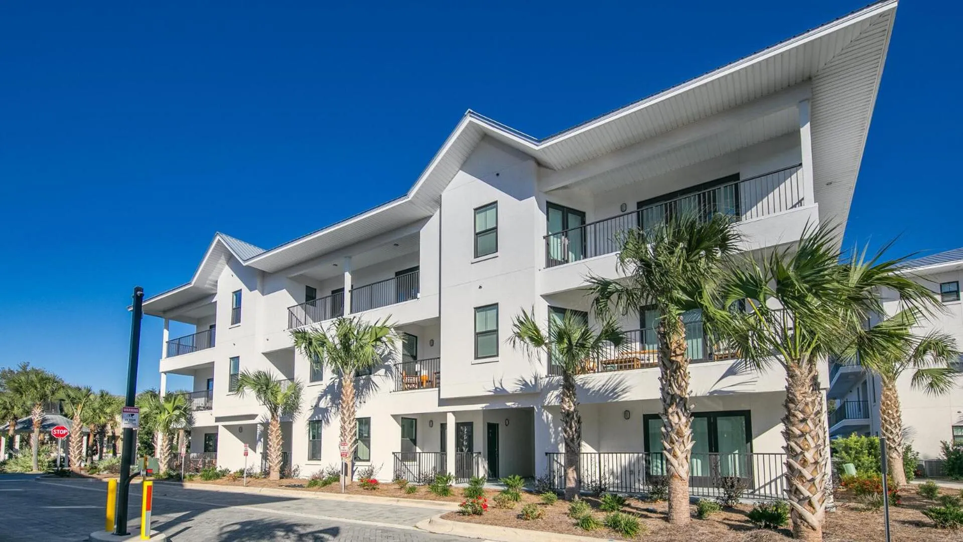 Hidden Lake Condos 321 - Short walk to Gulf Place