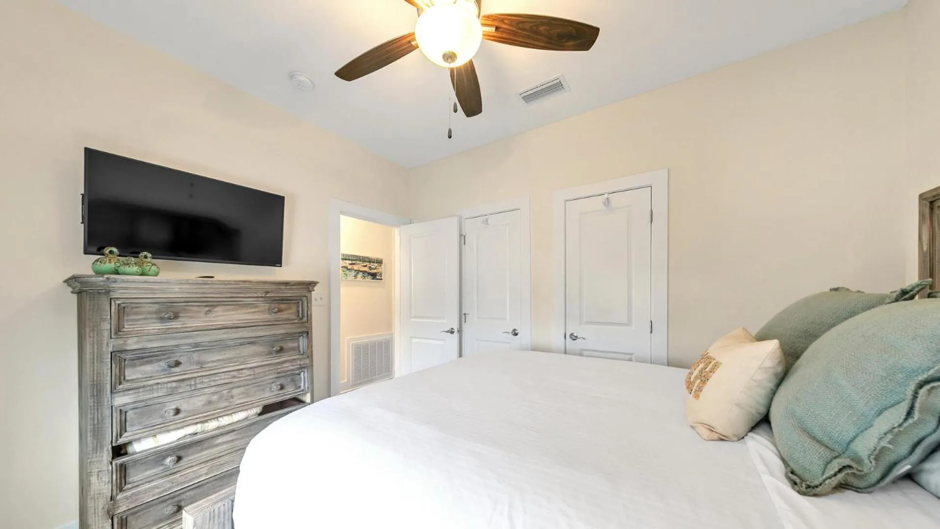 Bed in Hidden Lake Condos 321 - Short walk to Gulf Place