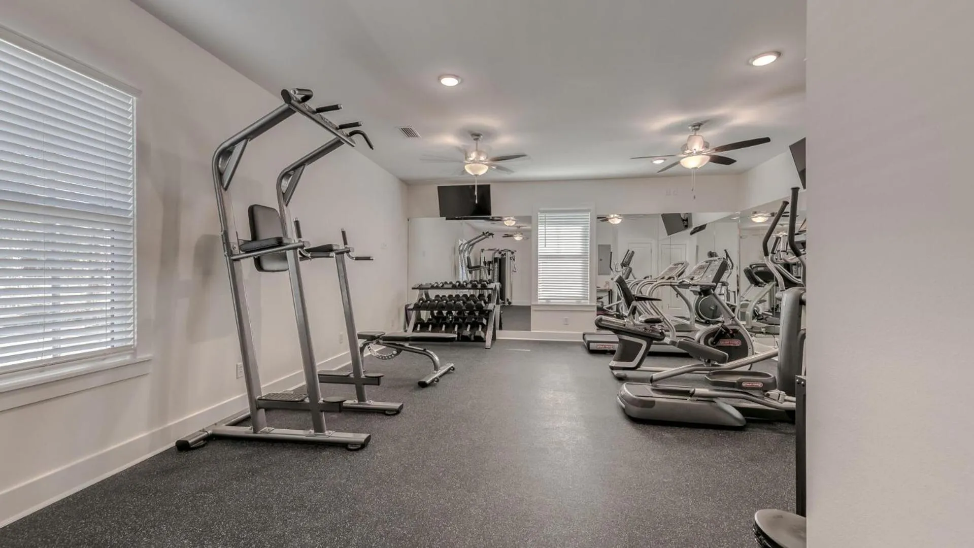 Hidden Lake Condos 321 - Short walk to Gulf Place