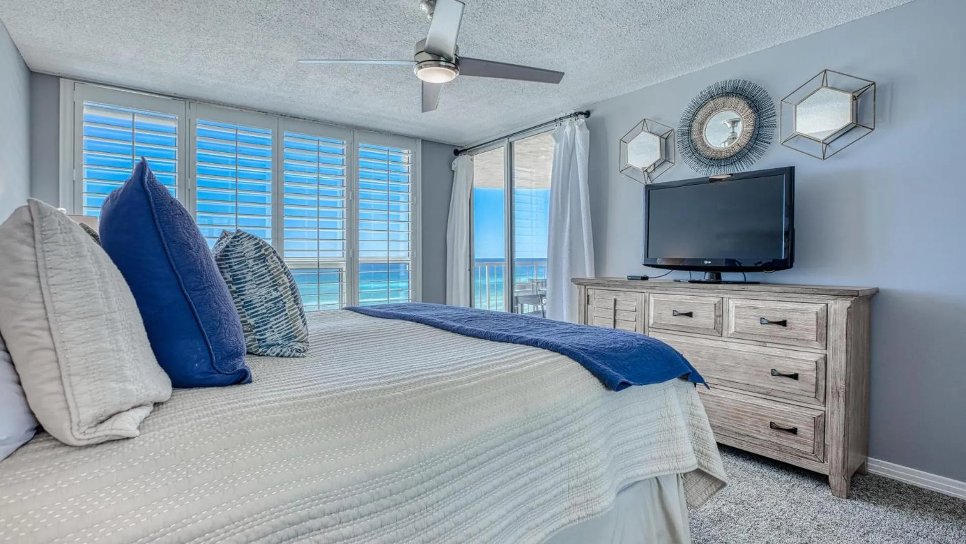 Bed in Hidden Dunes Gulfside 502 - Gulf front and updated