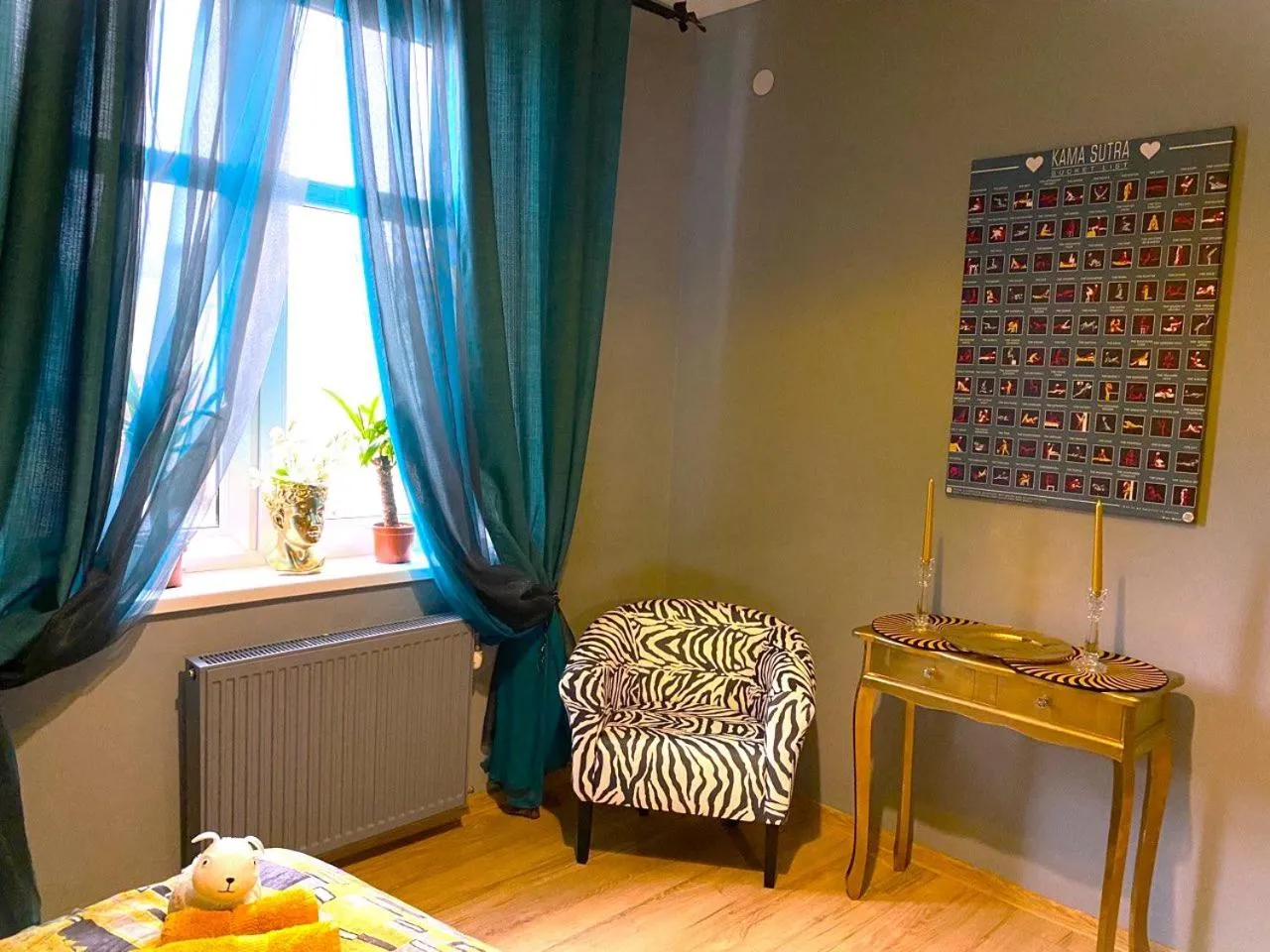 Seating area in Gold room