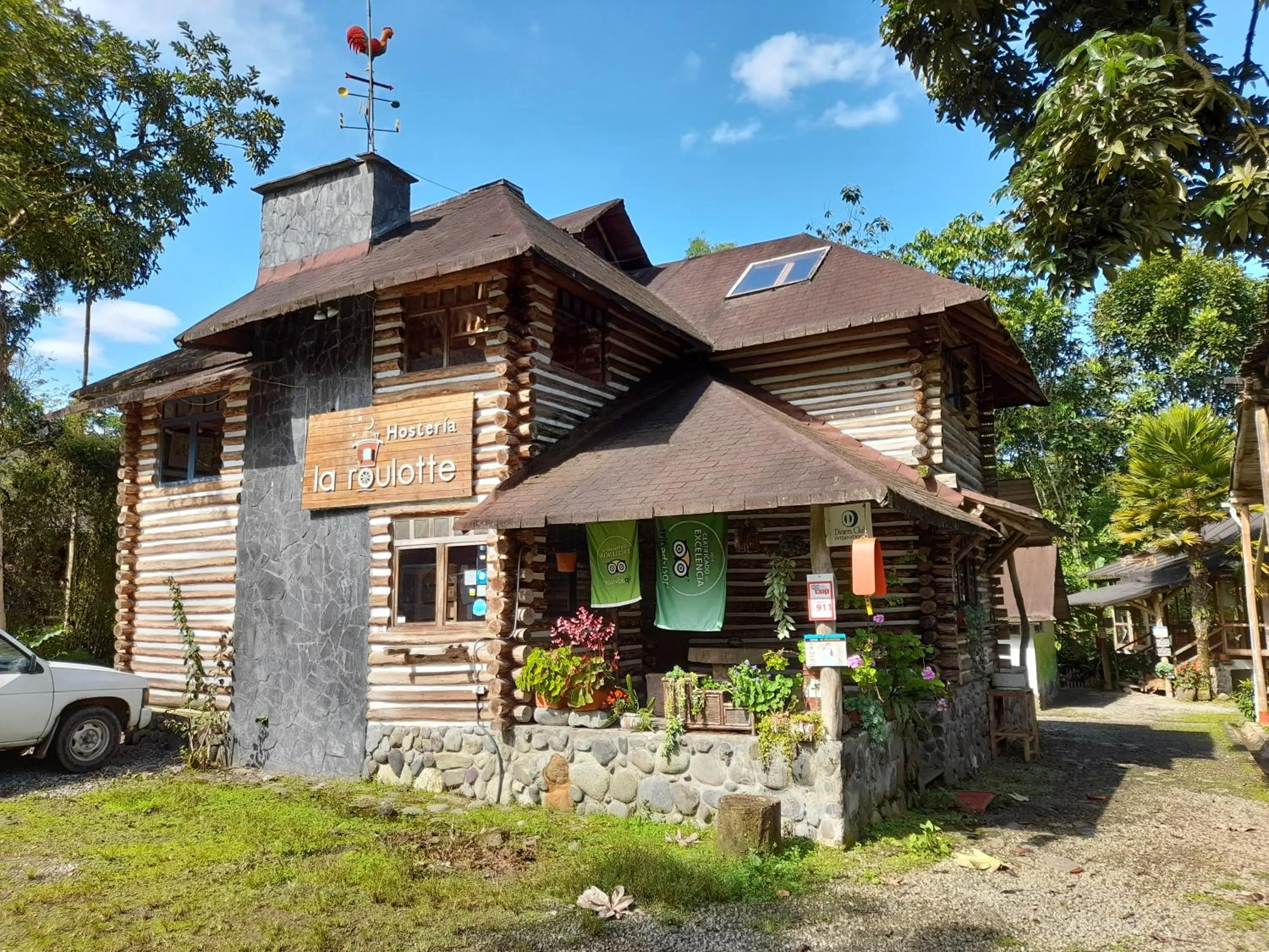 Property building in Hosteria La Roulotte - Mindo