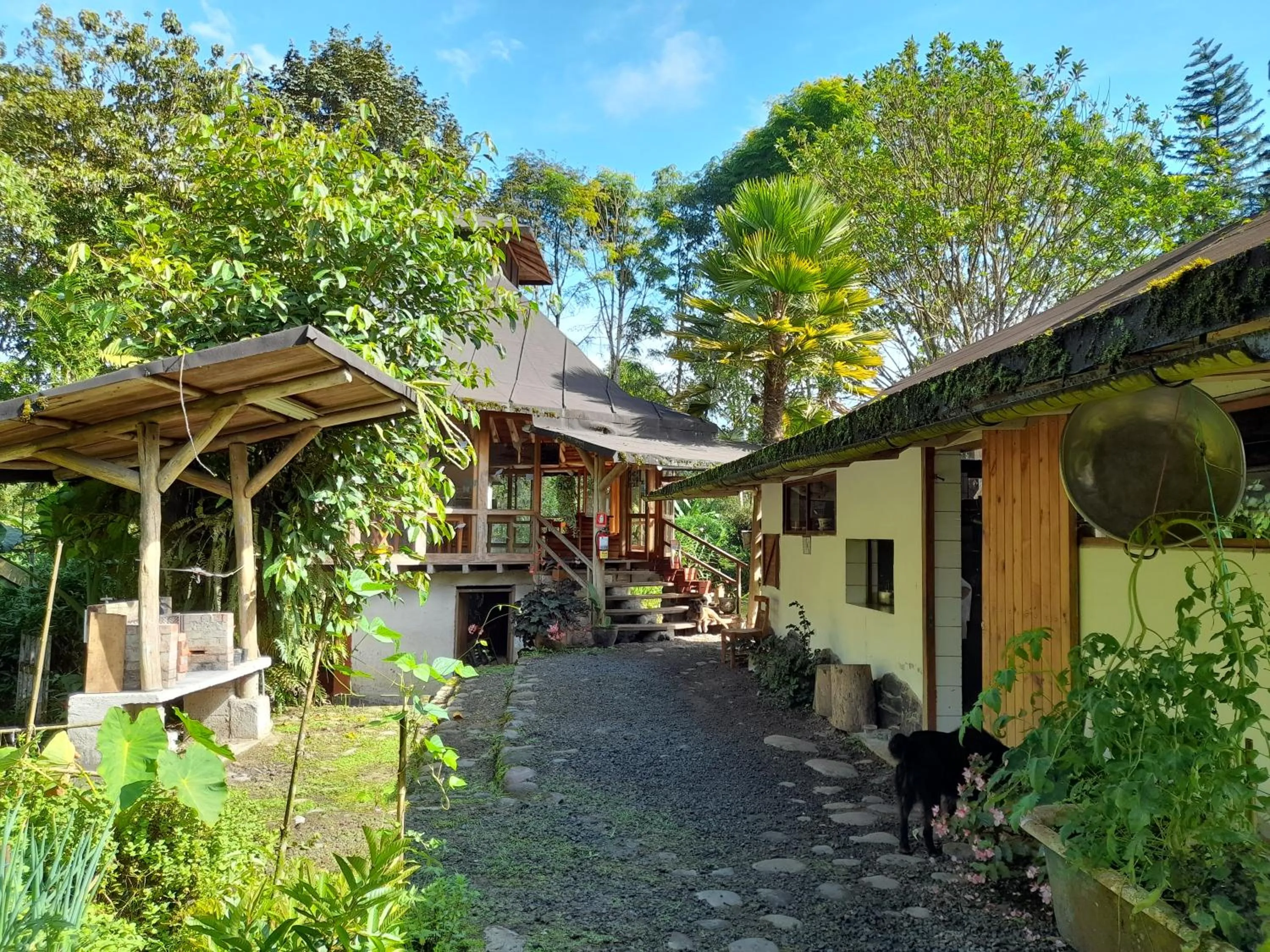 Property building in Hosteria La Roulotte - Mindo