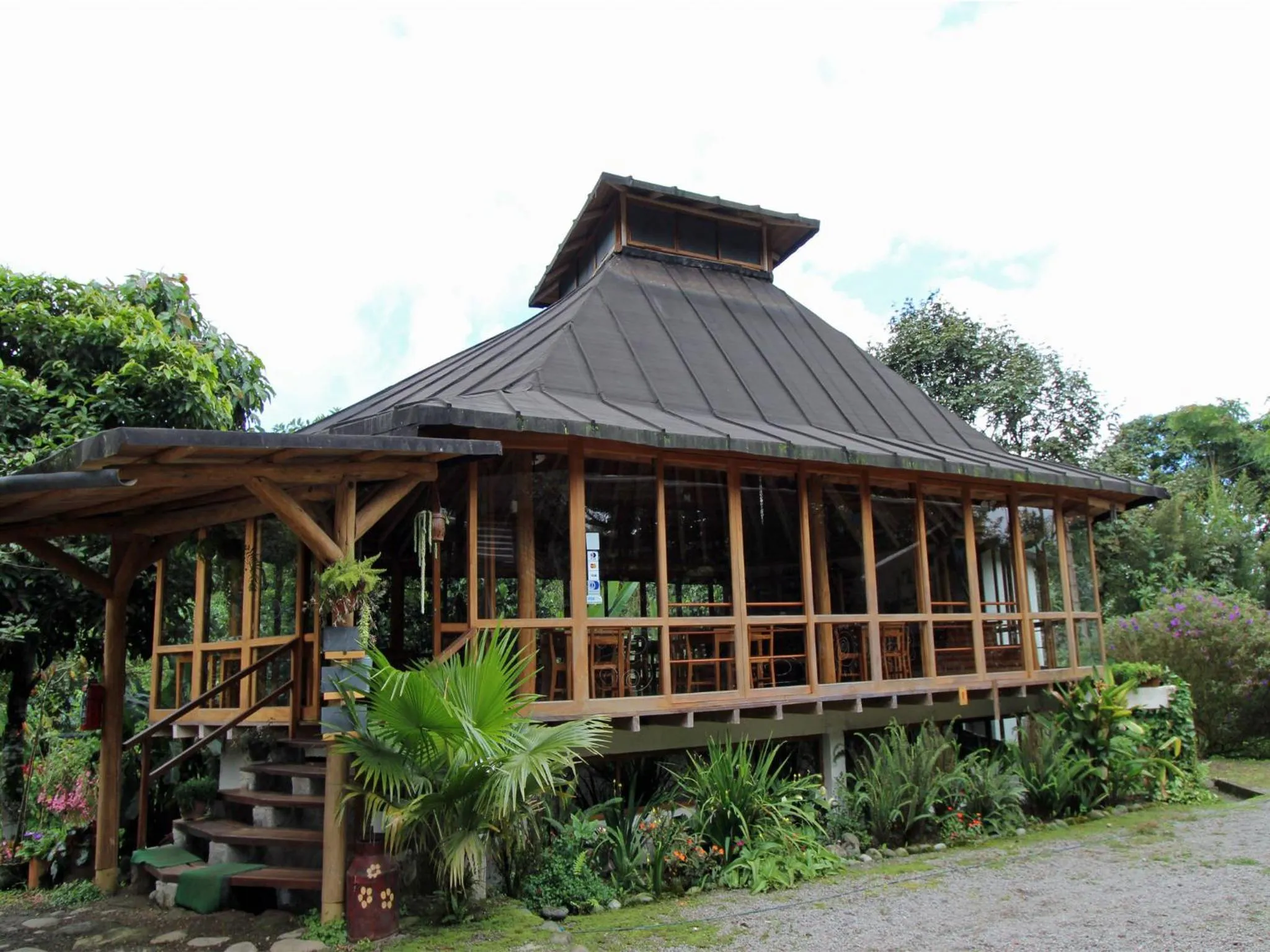 Facade/entrance in Hosteria La Roulotte - Mindo