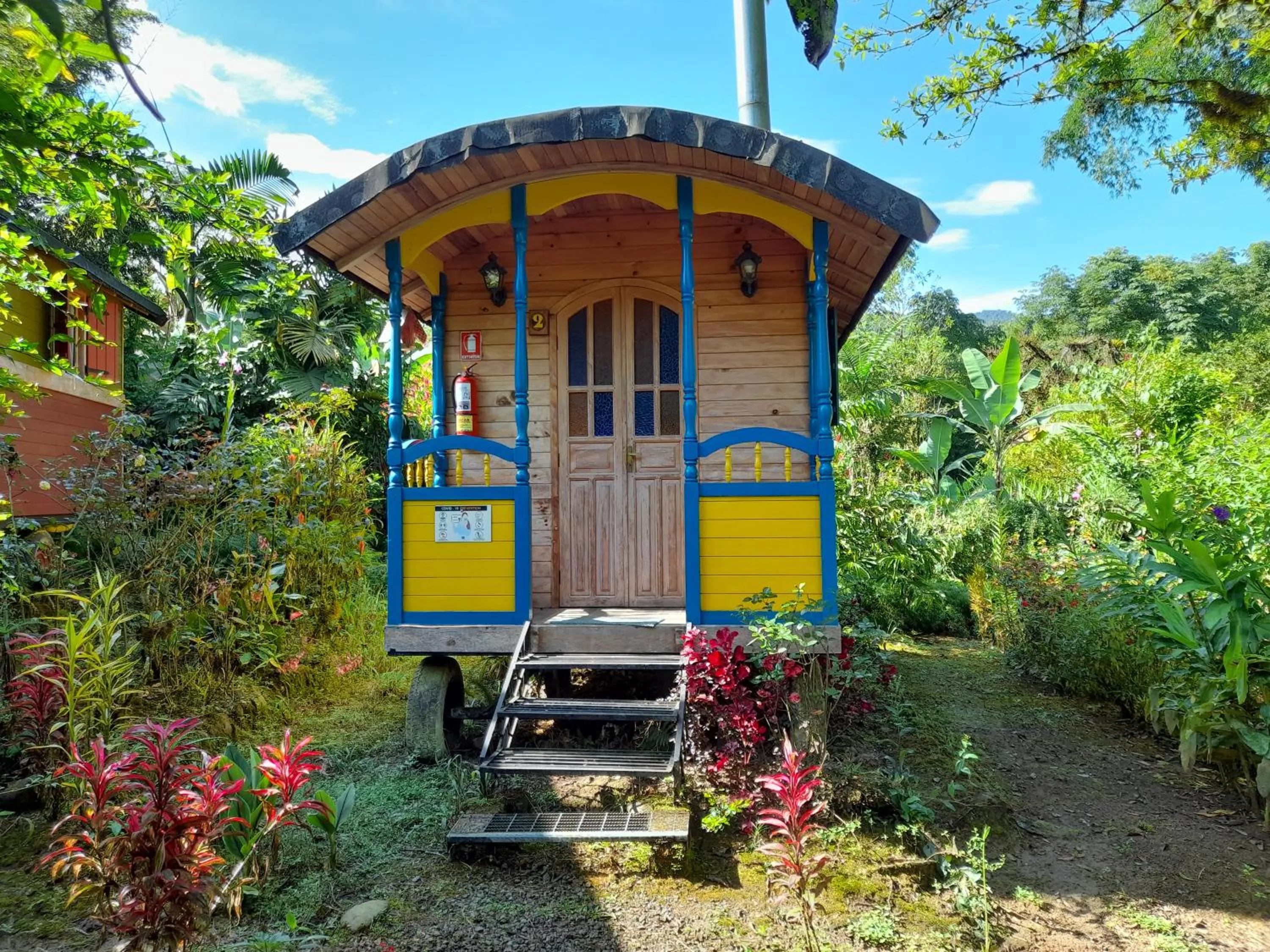 Property building in Hosteria La Roulotte - Mindo