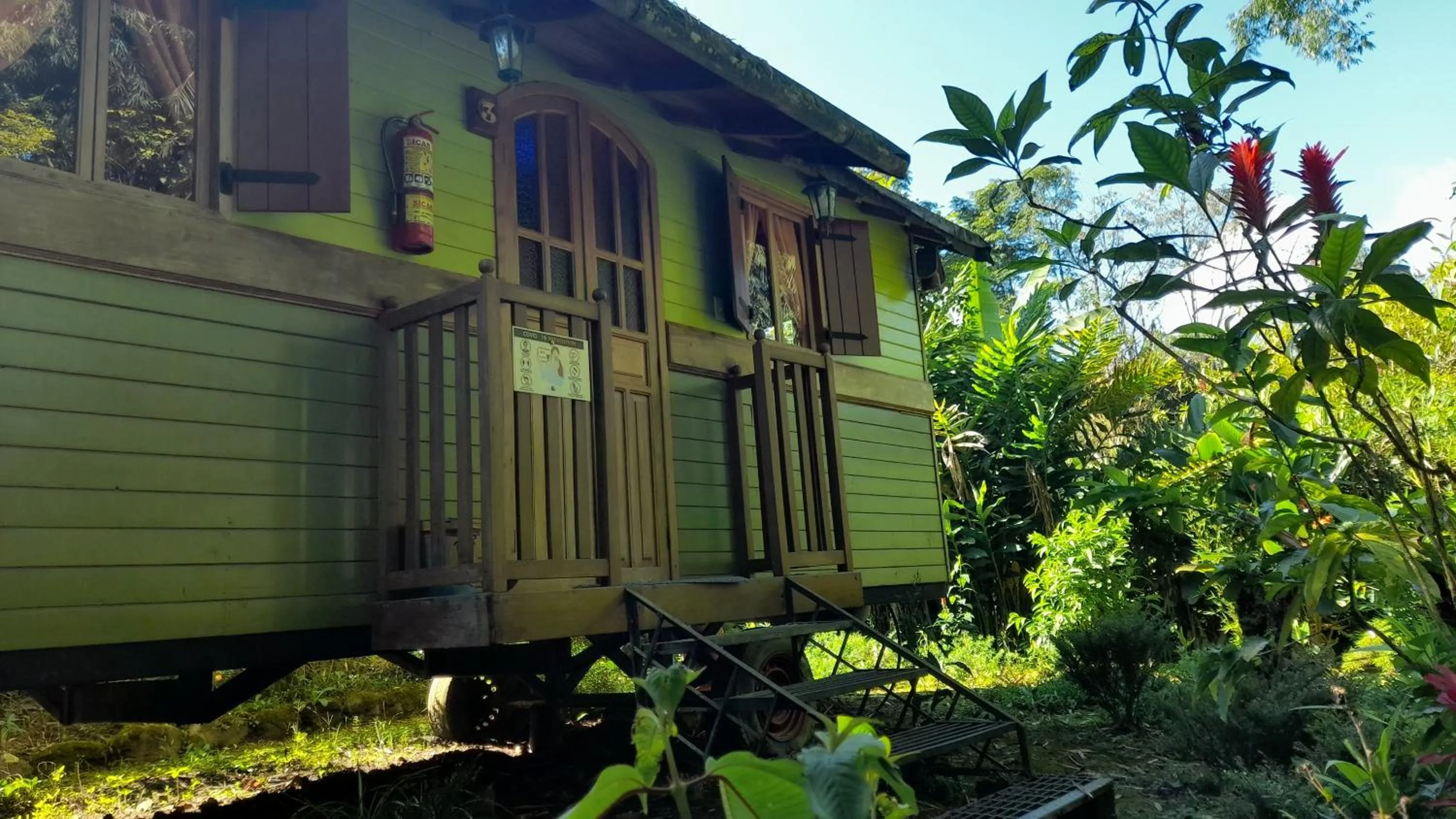 Property building in Hosteria La Roulotte - Mindo