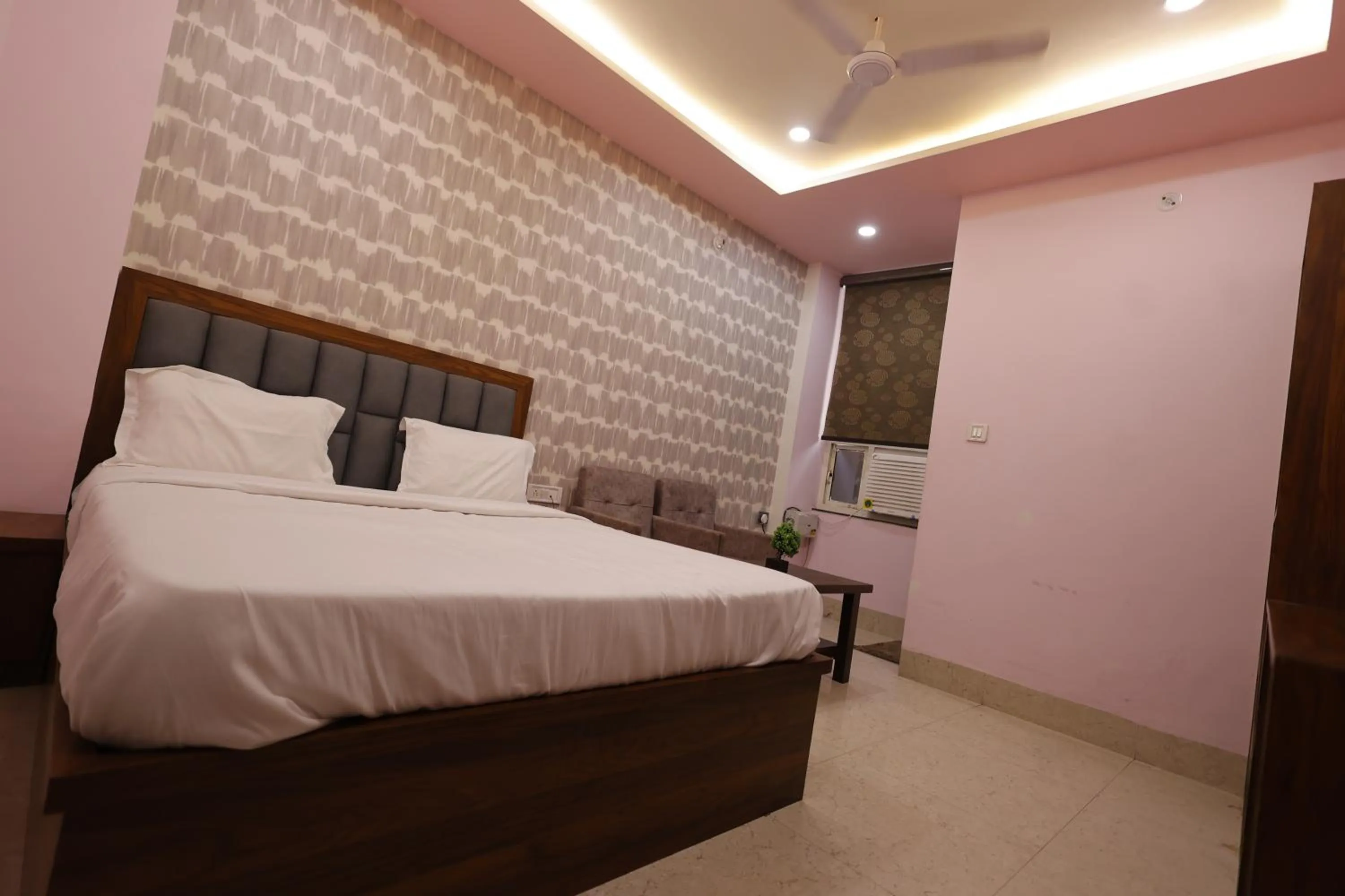 Bed in Silver Oaks Inn