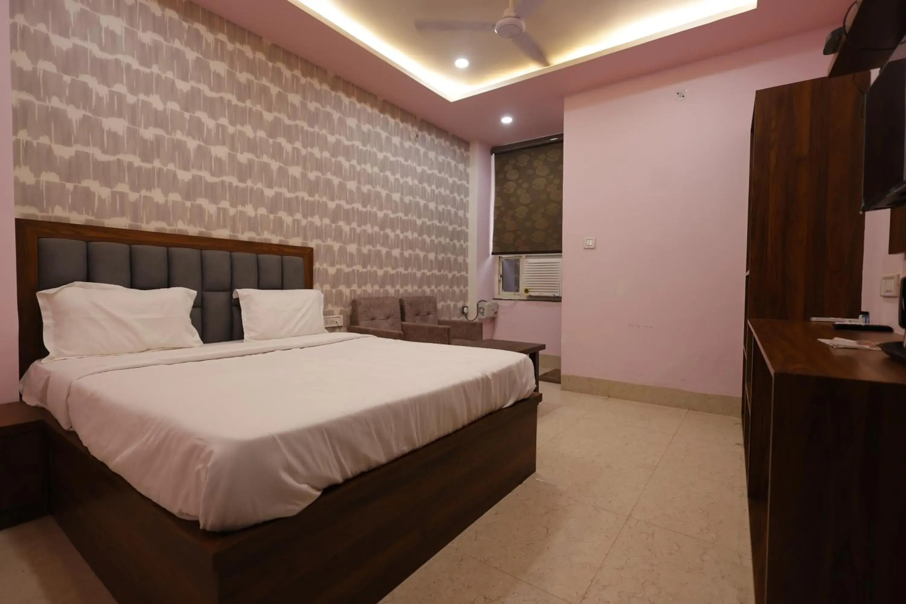 Bedroom, Bed in Silver Oaks Inn Bedroom, Bed in Silver Oaks Inn