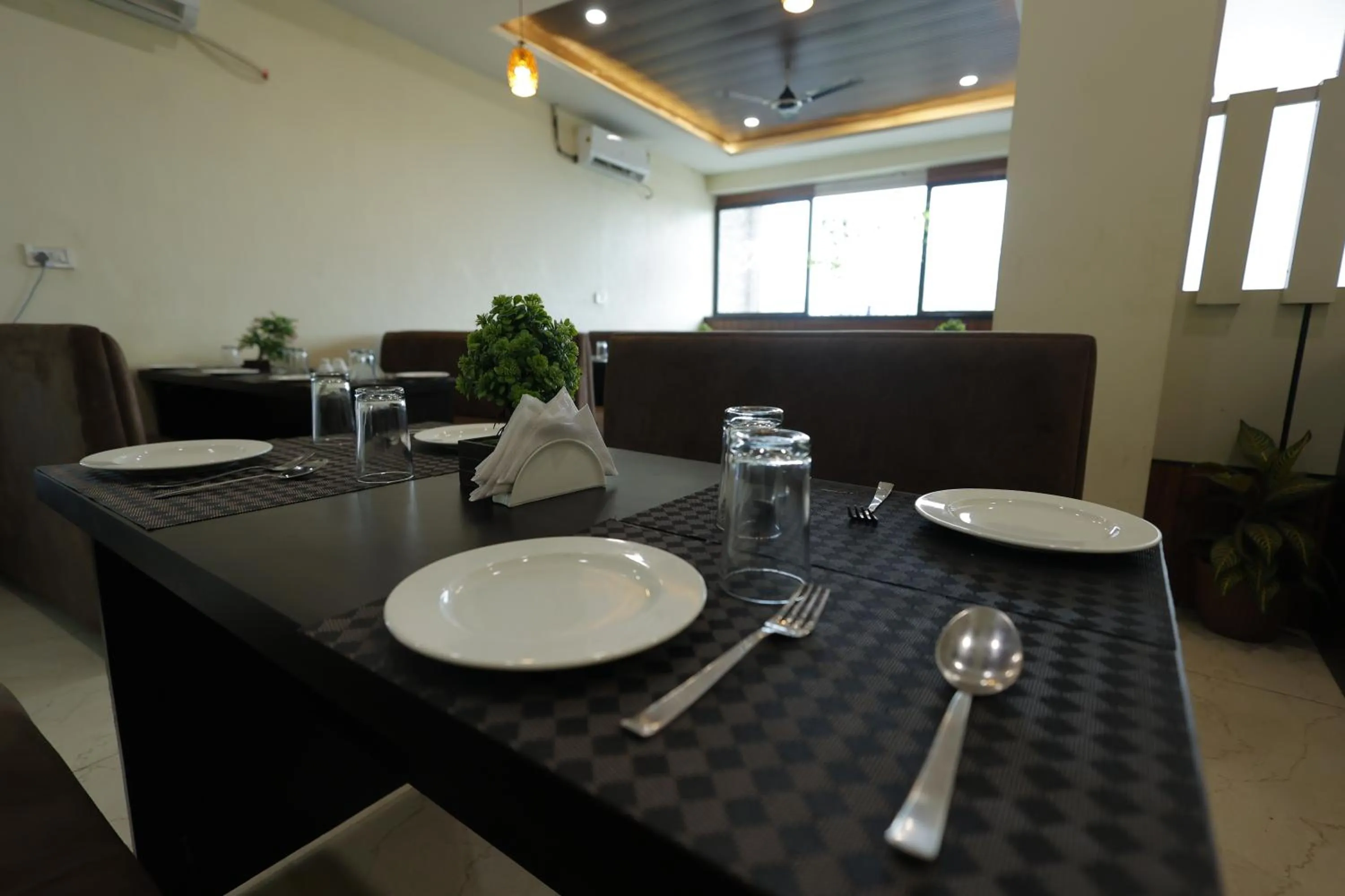 Restaurant/places to eat in Silver Oaks Inn