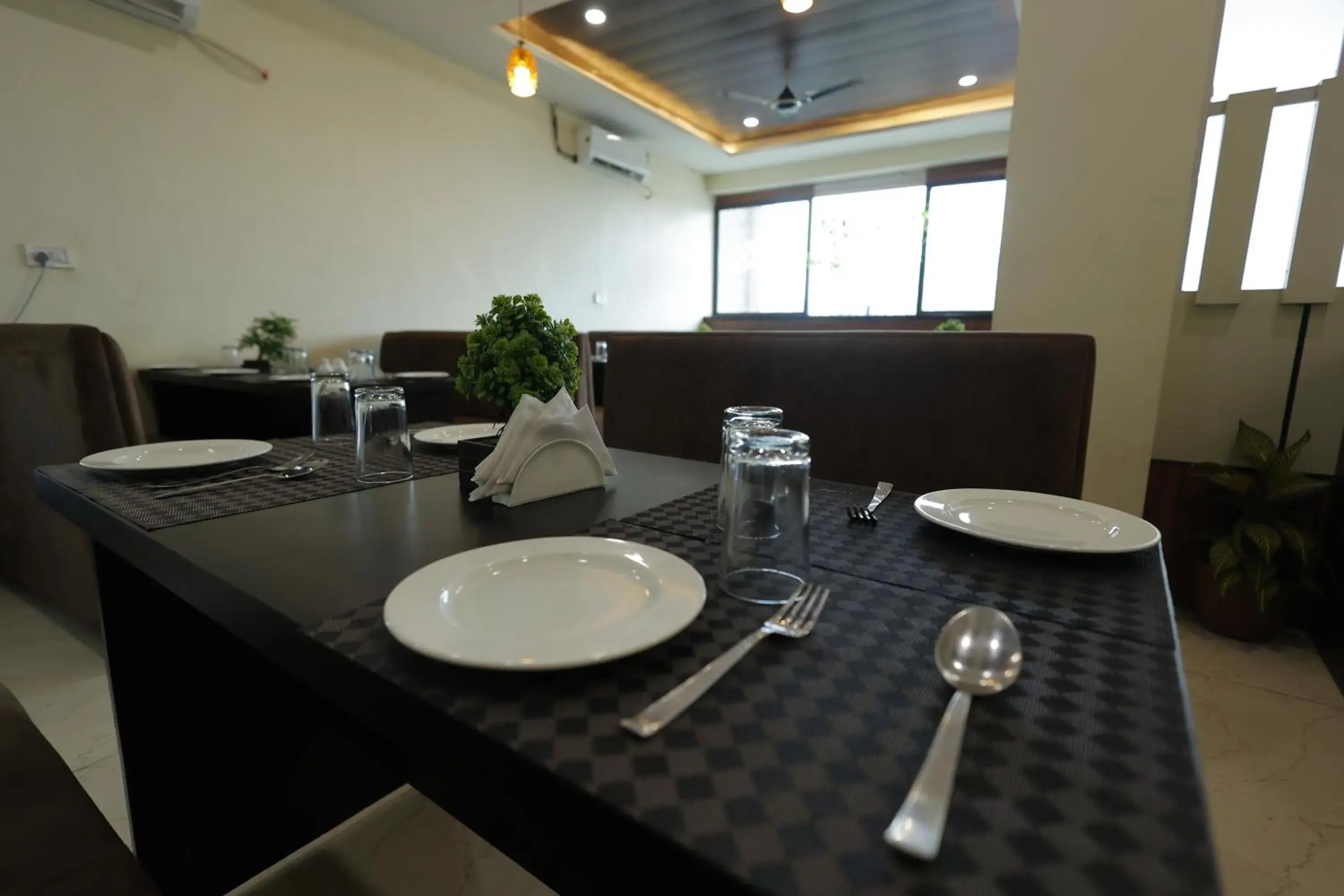 Restaurant/places to eat in Silver Oaks Inn Restaurant/places to eat in Silver Oaks Inn