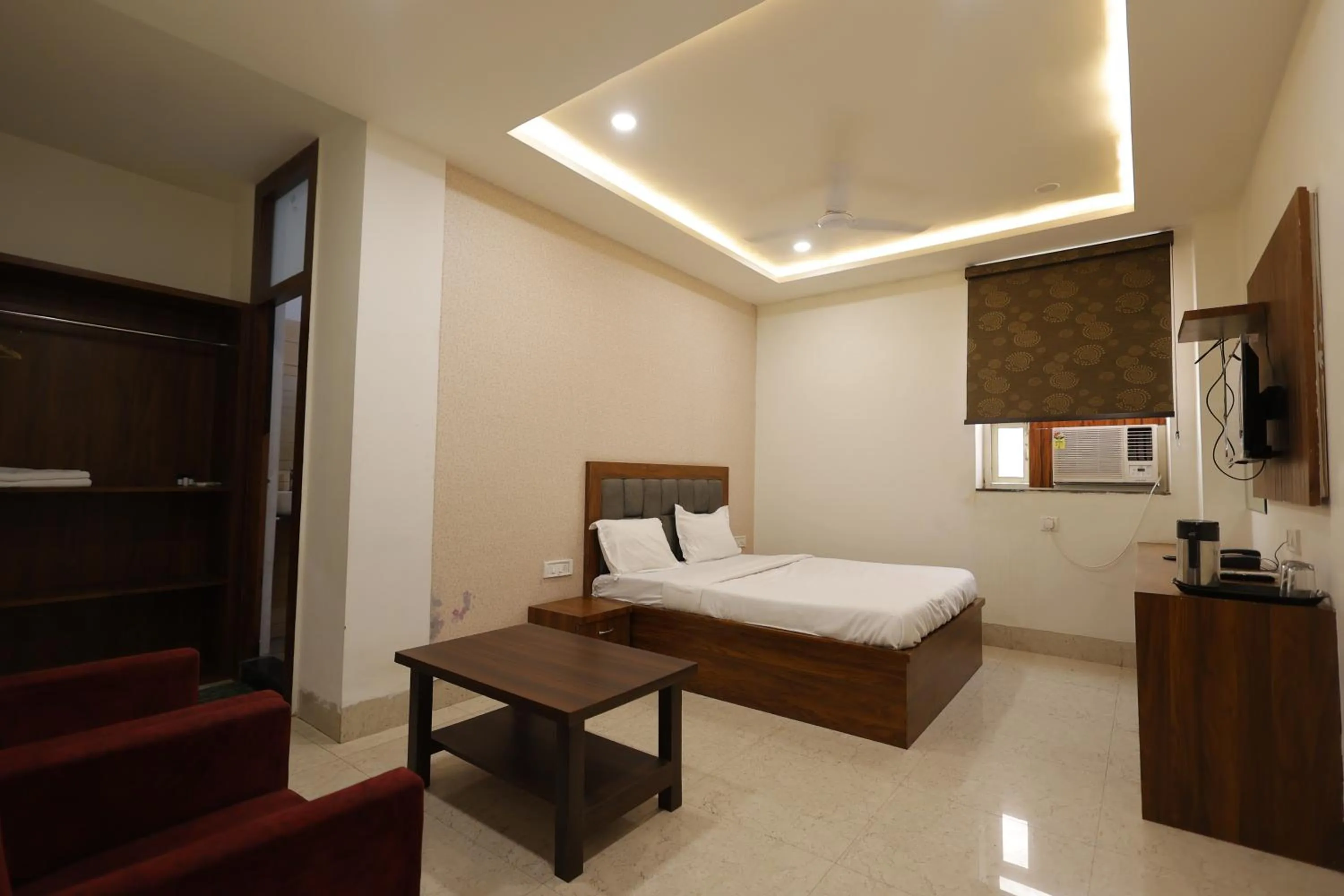 Photo of the whole room, Bed in Silver Oaks Inn