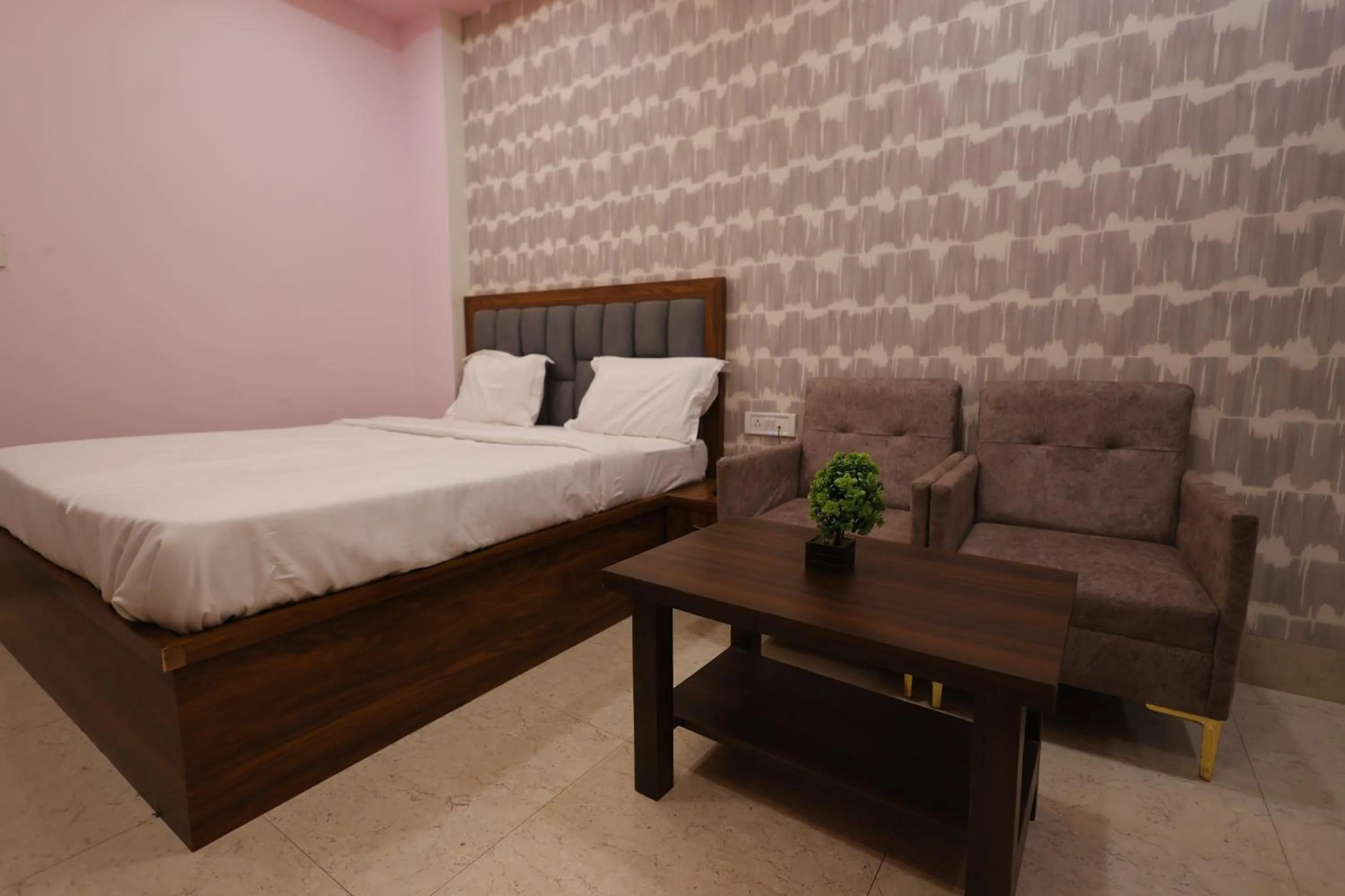 Seating area, Bed in Silver Oaks Inn