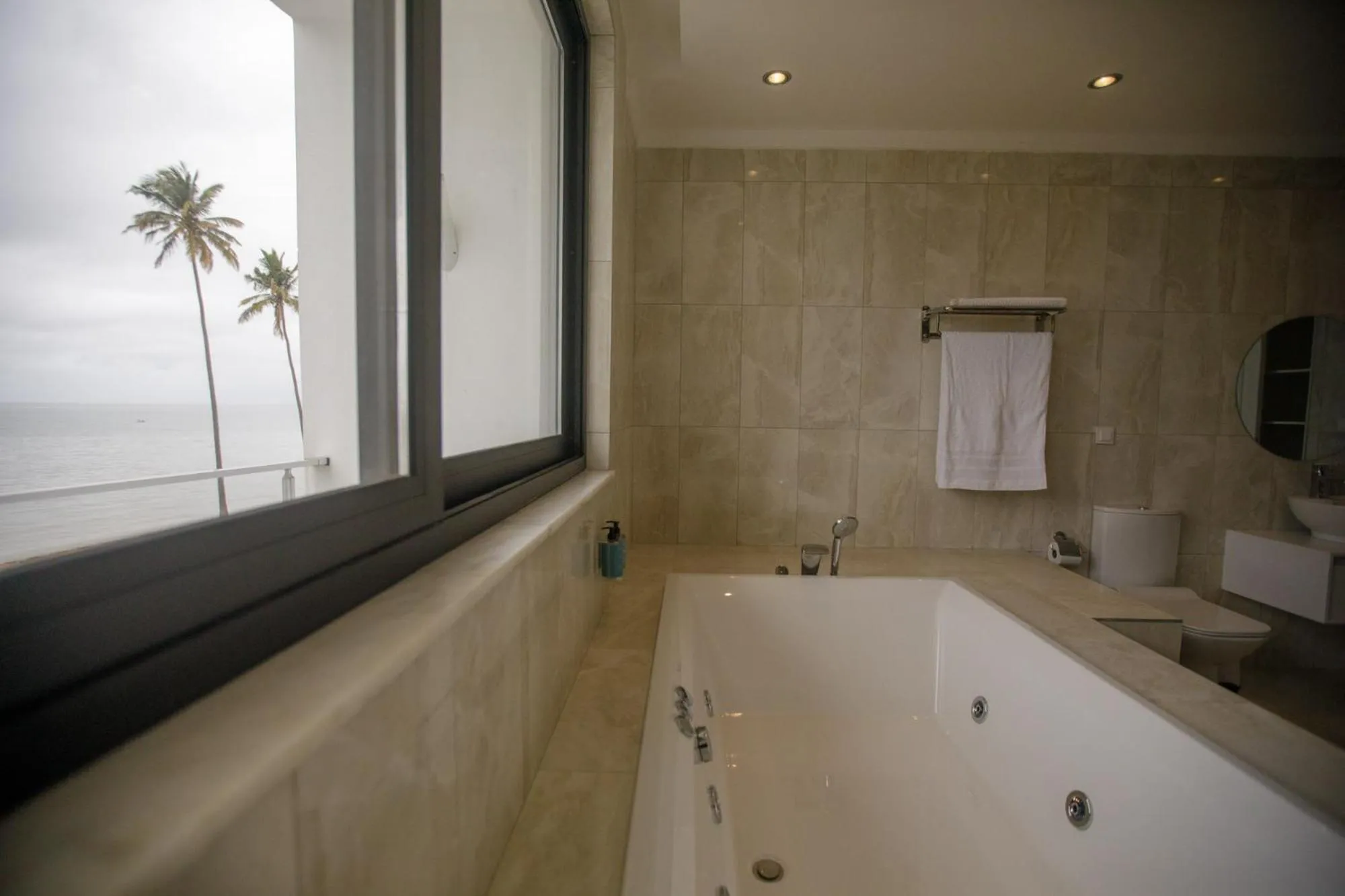 Hot Tub in Cowork Lab Suites