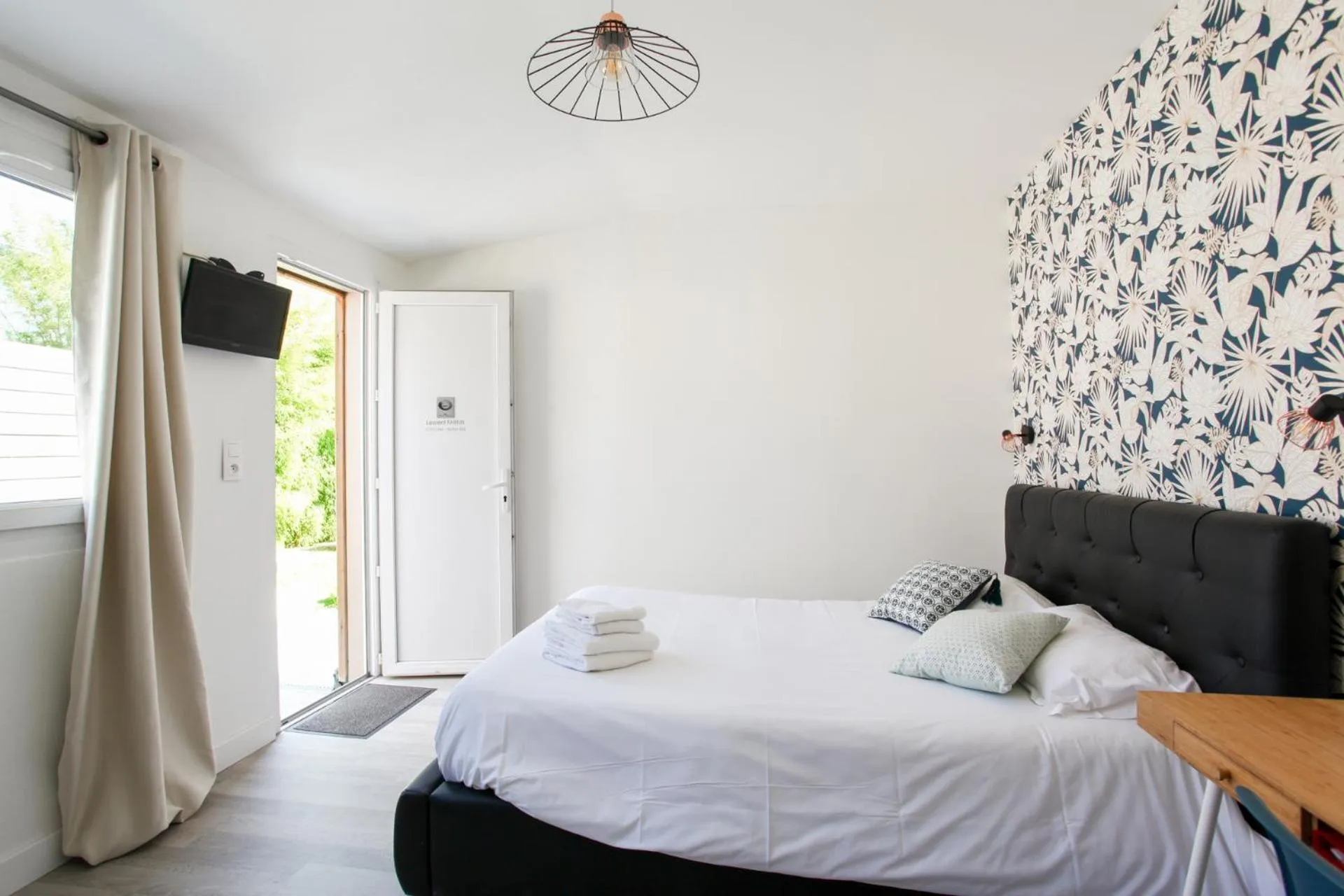 Garden view, Bed in Contact Hôtel de Matignon