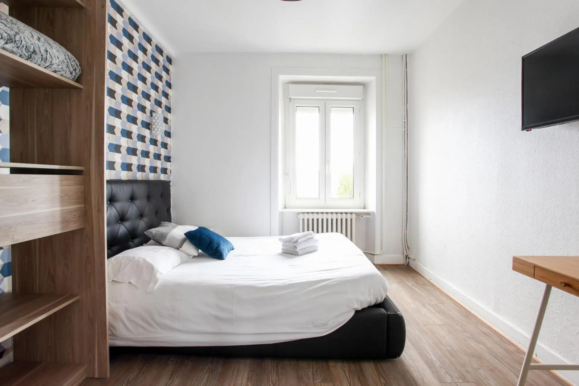 Photo of the whole room, Bed in Contact Hôtel de Matignon