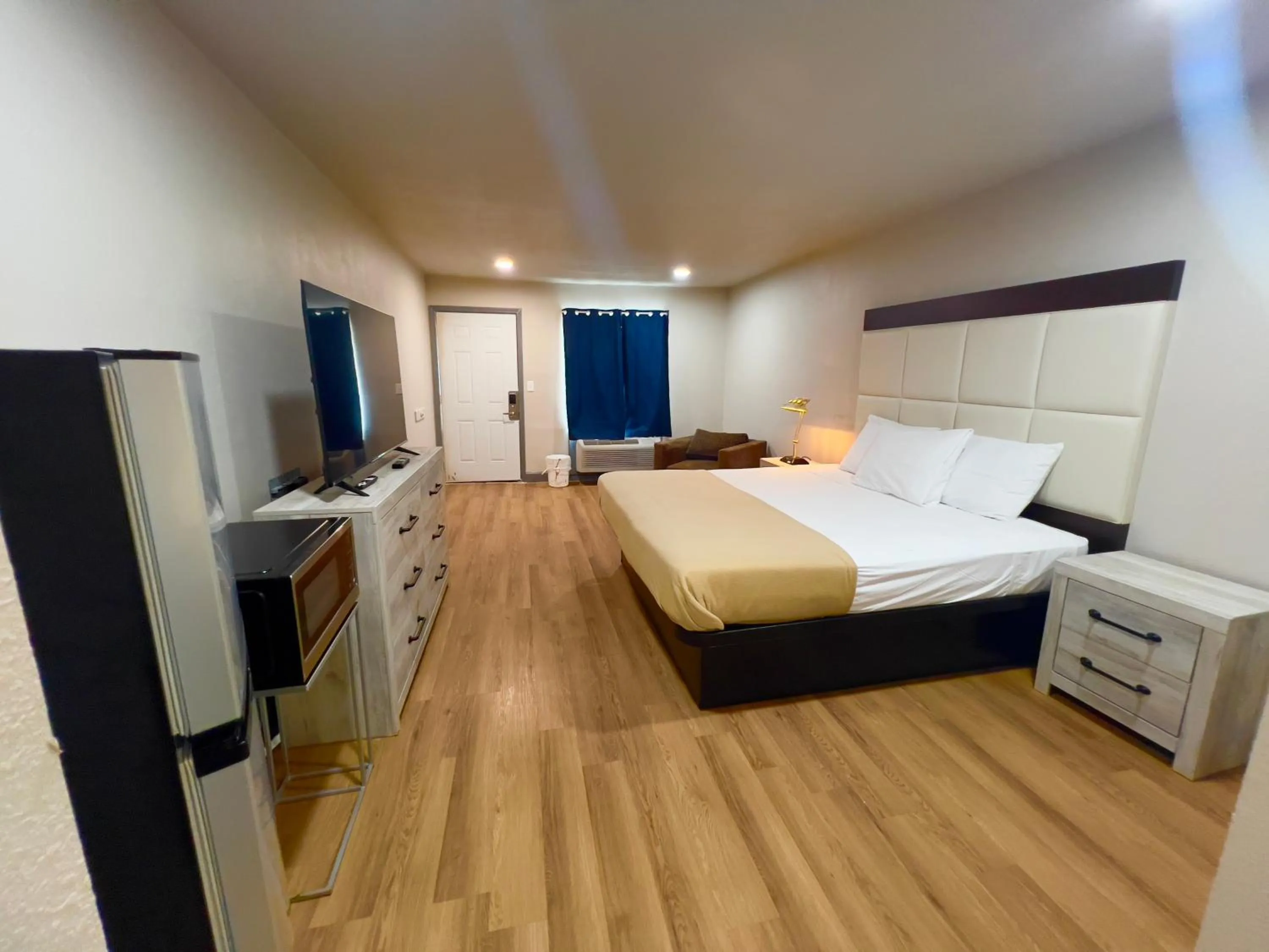 Bedroom, Bed in ECONOMY INN AND SUITES