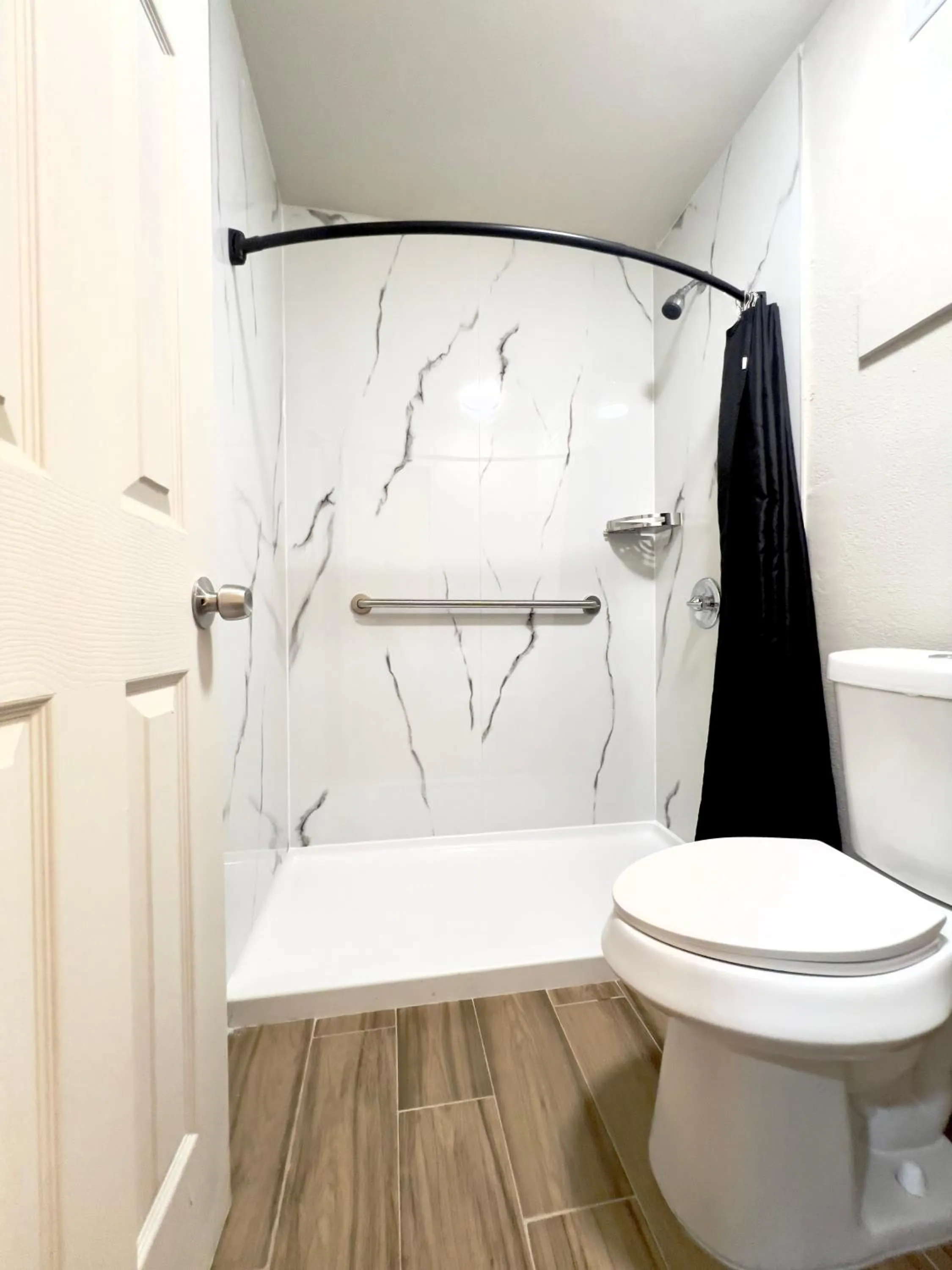 Shower in ECONOMY INN AND SUITES