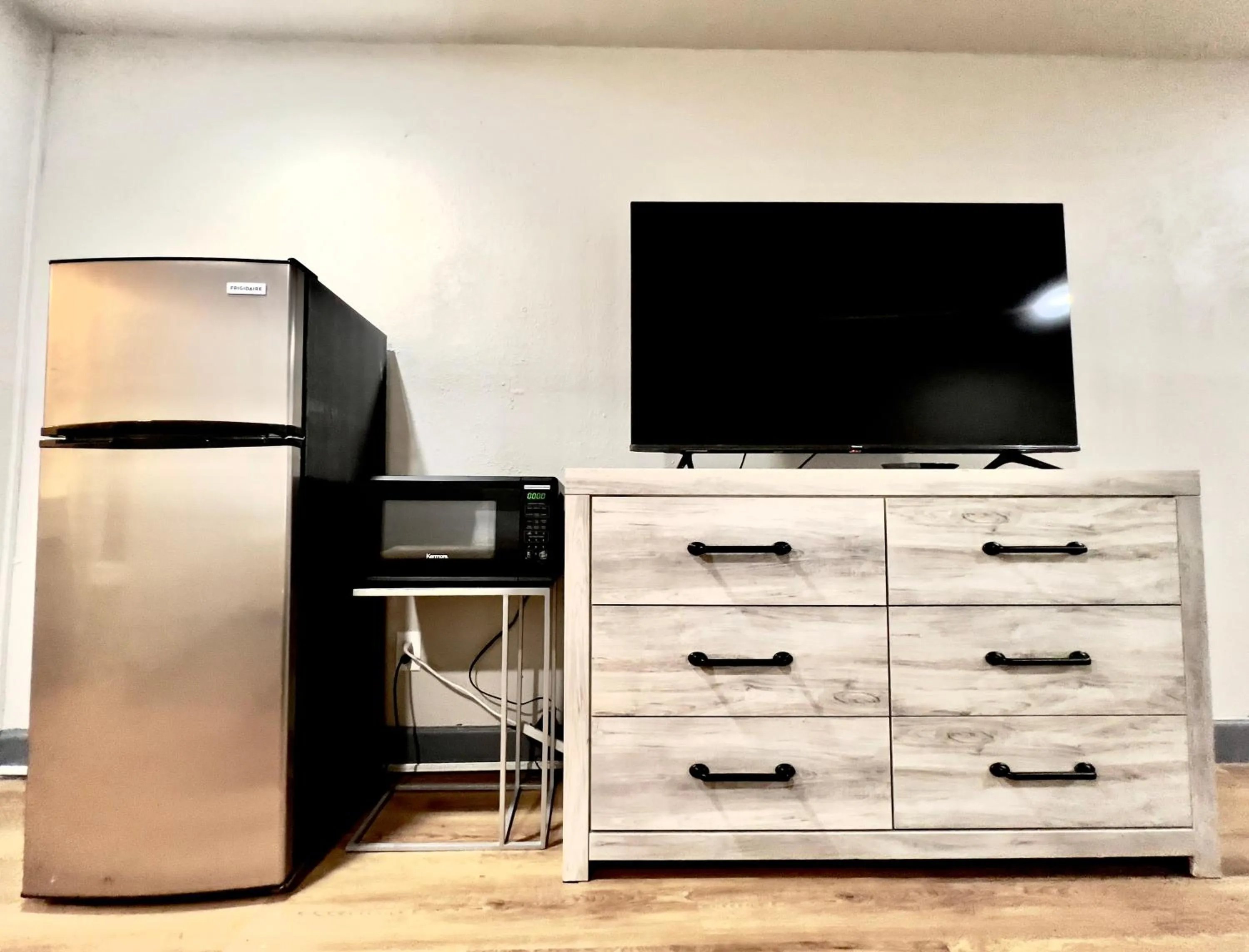 TV and multimedia in ECONOMY INN AND SUITES