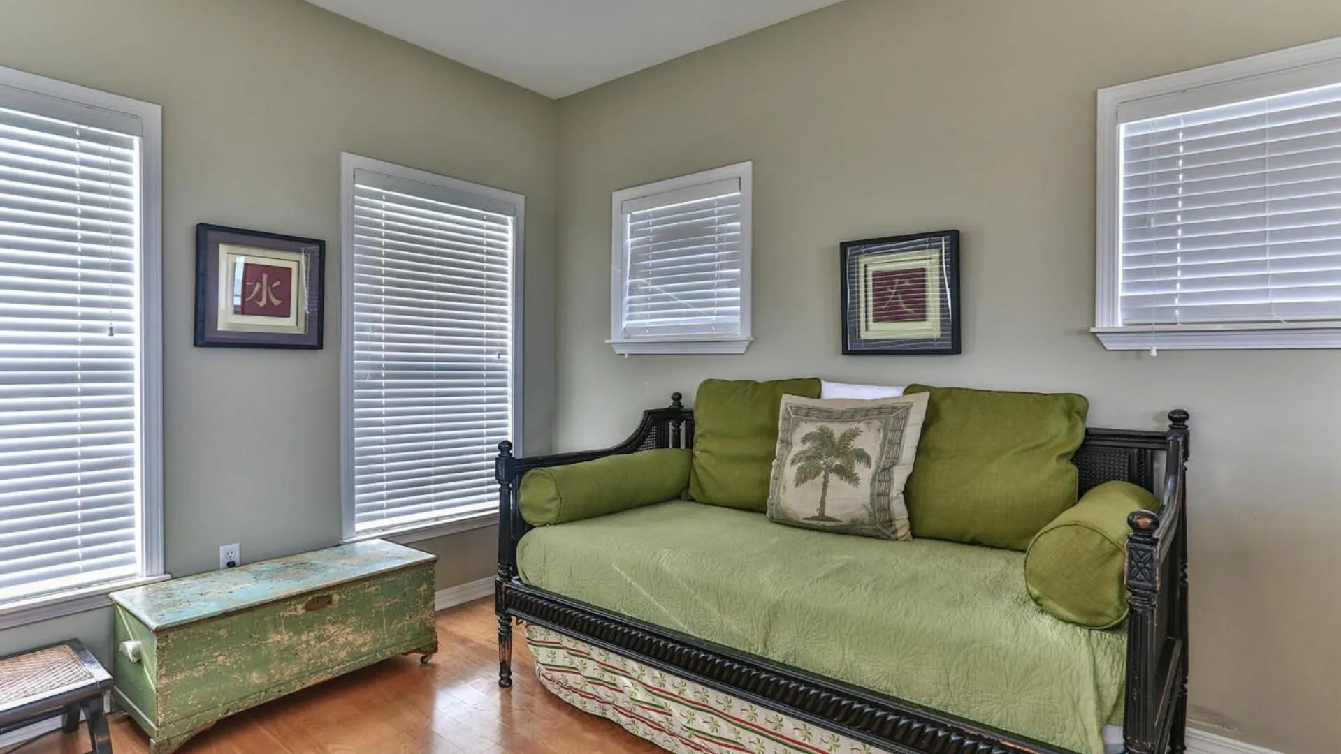 Biglows Bungalow - About a quarter mile to PRIVATE Neighborhood Beach Access, Pet Friendly, Community Pool
