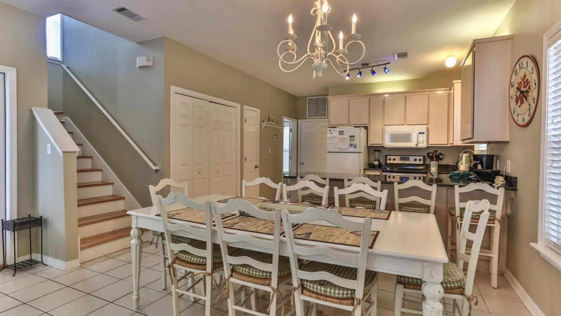 Biglows Bungalow - About a quarter mile to PRIVATE Neighborhood Beach Access, Pet Friendly, Community Pool