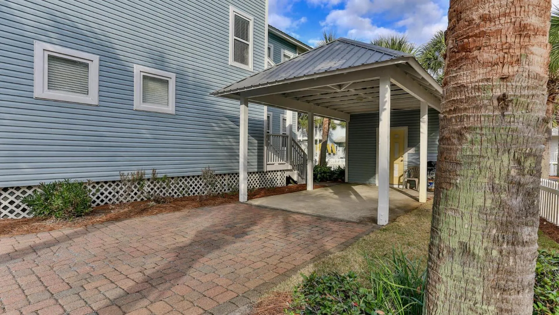 Biglows Bungalow - About a quarter mile to PRIVATE Neighborhood Beach Access, Pet Friendly, Community Pool