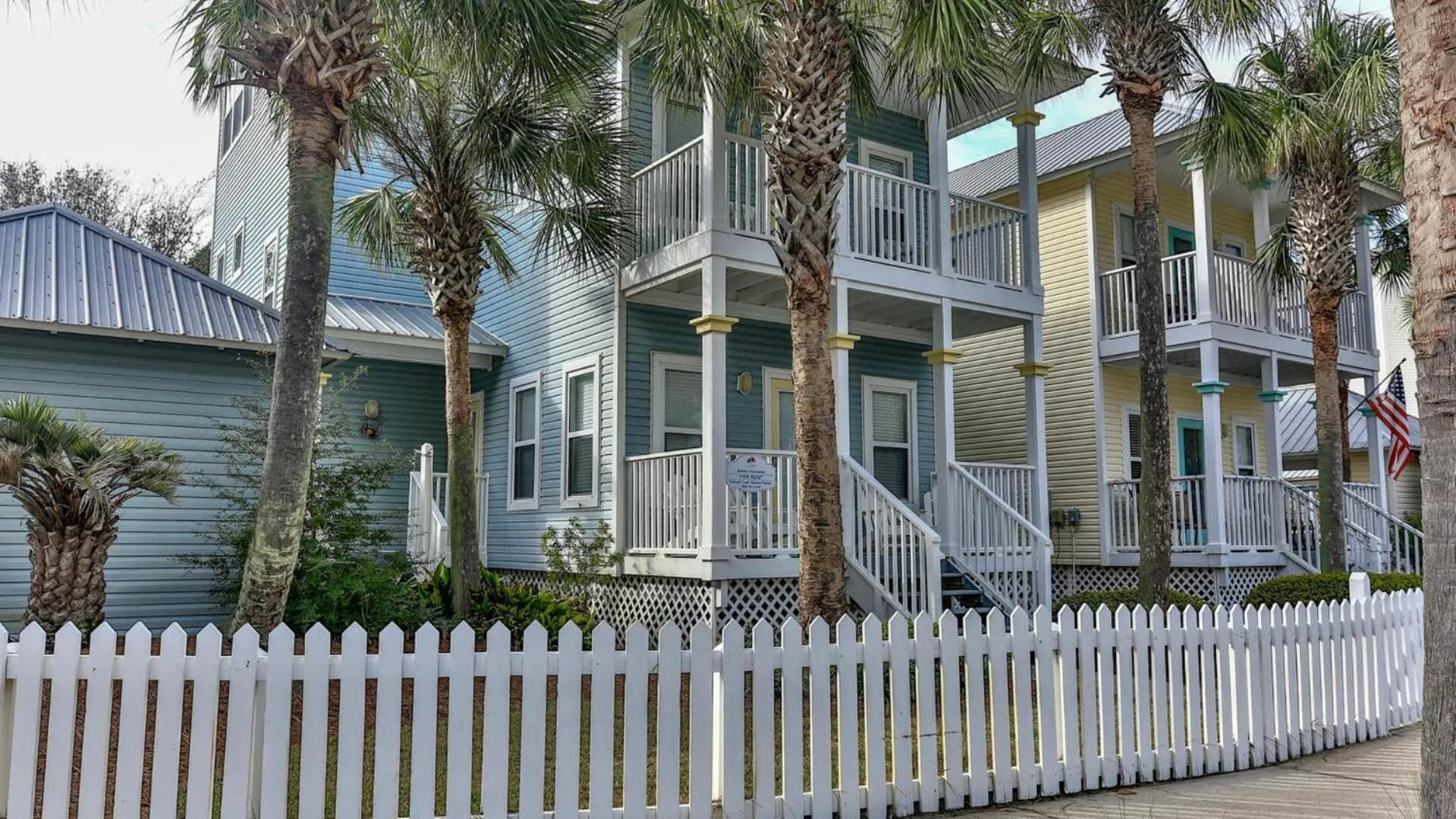 Biglows Bungalow - About a quarter mile to PRIVATE Neighborhood Beach Access, Pet Friendly, Community Pool