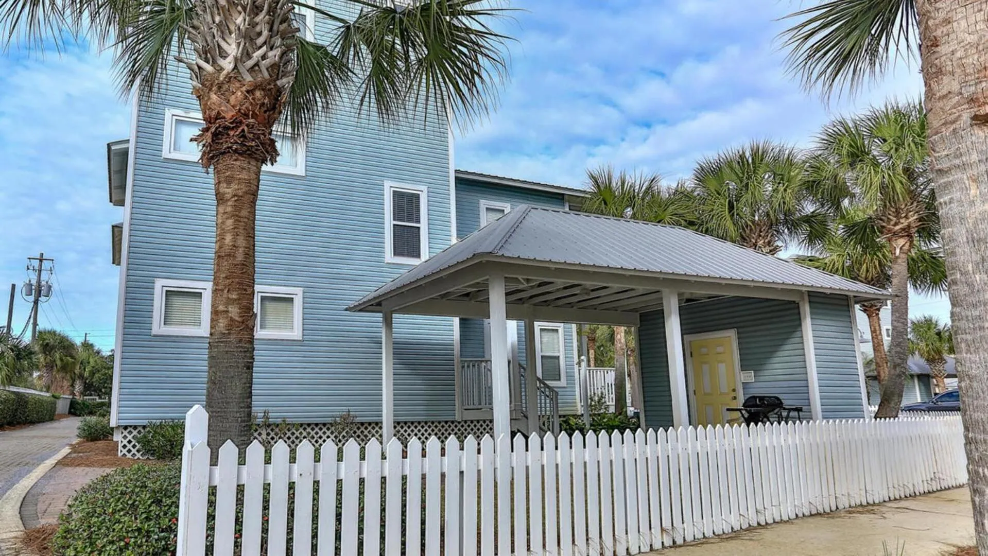 Biglows Bungalow - About a quarter mile to PRIVATE Neighborhood Beach Access, Pet Friendly, Community Pool