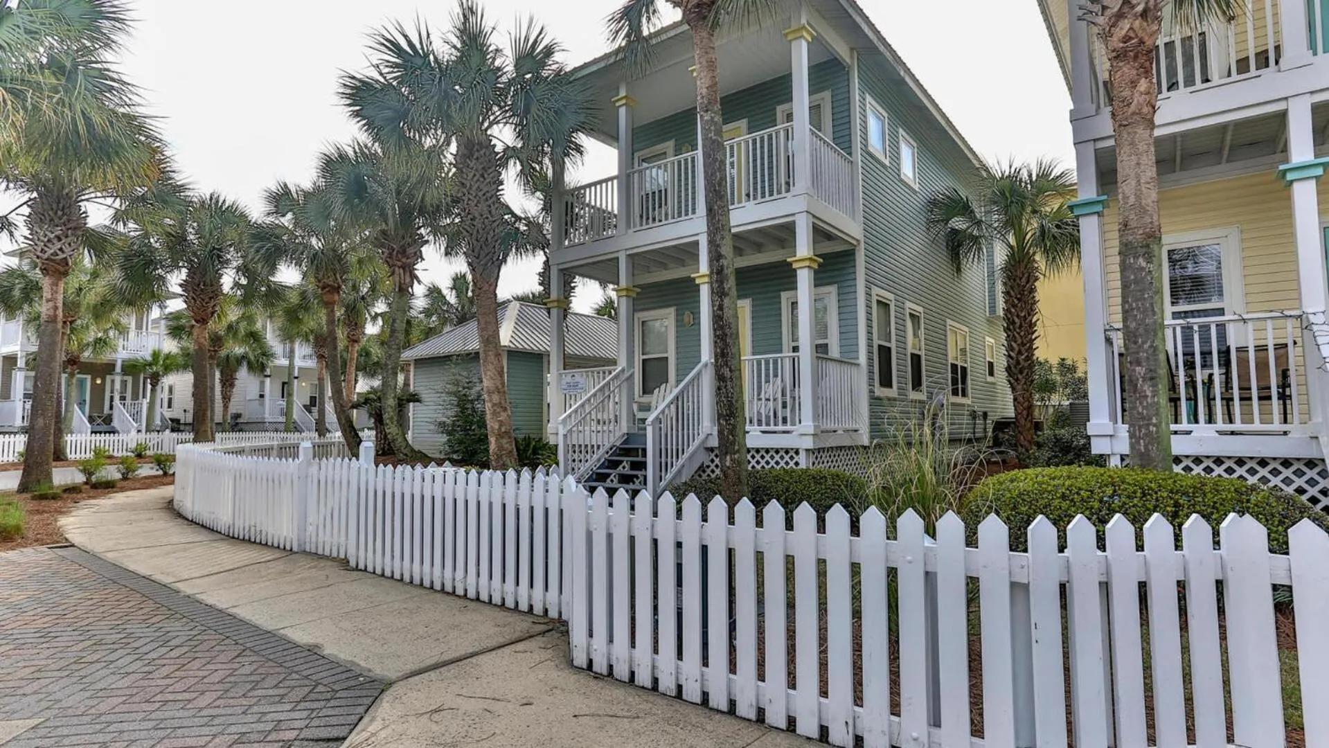Biglows Bungalow - About a quarter mile to PRIVATE Neighborhood Beach Access, Pet Friendly, Community Pool