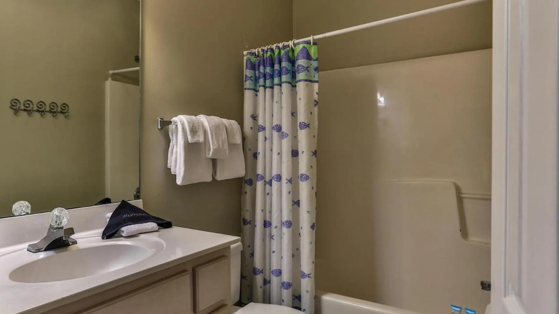 Biglows Bungalow - About a quarter mile to PRIVATE Neighborhood Beach Access, Pet Friendly, Community Pool