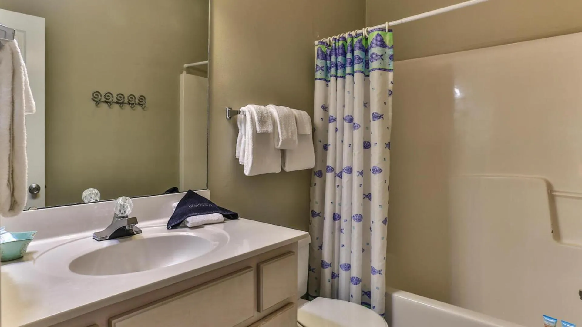 Biglows Bungalow - About a quarter mile to PRIVATE Neighborhood Beach Access, Pet Friendly, Community Pool