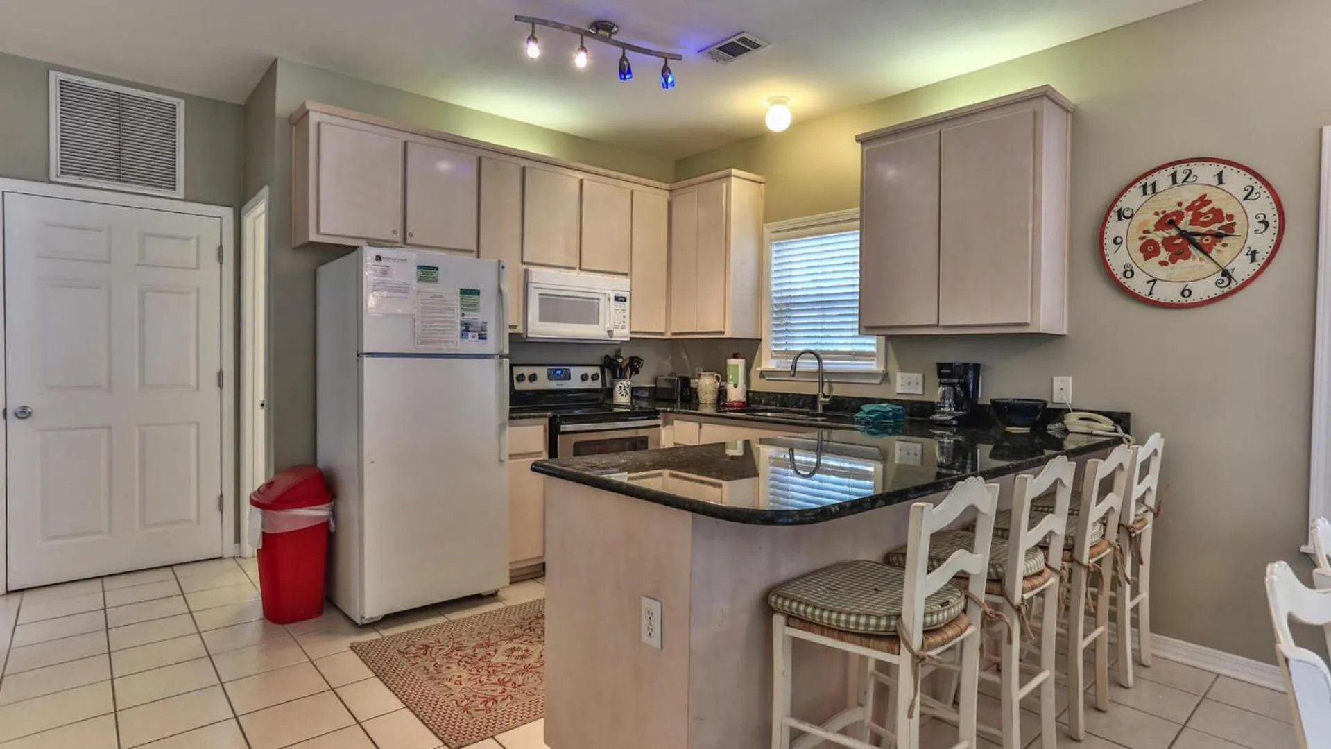 Biglows Bungalow - About a quarter mile to PRIVATE Neighborhood Beach Access, Pet Friendly, Community Pool