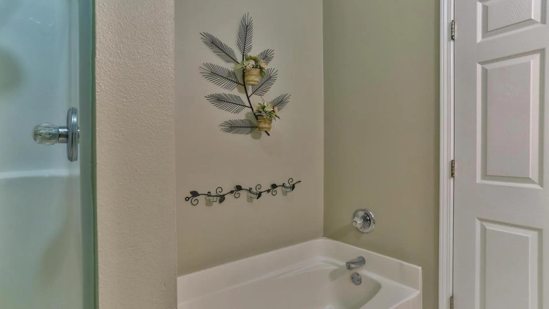 Biglows Bungalow - About a quarter mile to PRIVATE Neighborhood Beach Access, Pet Friendly, Community Pool