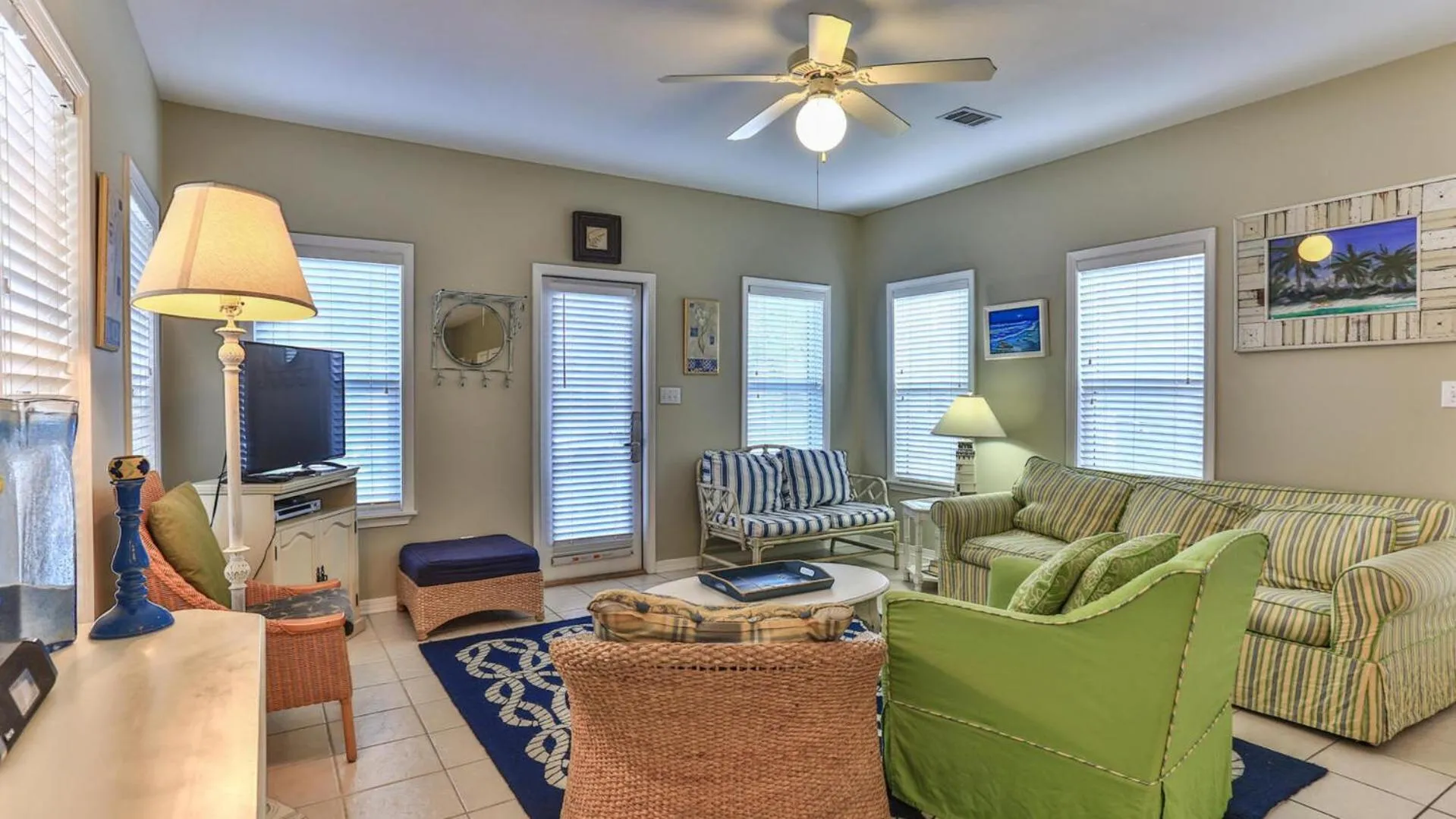 Biglows Bungalow - About a quarter mile to PRIVATE Neighborhood Beach Access, Pet Friendly, Community Pool