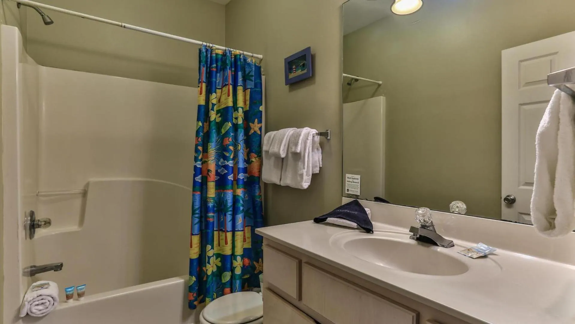 Biglows Bungalow - About a quarter mile to PRIVATE Neighborhood Beach Access, Pet Friendly, Community Pool