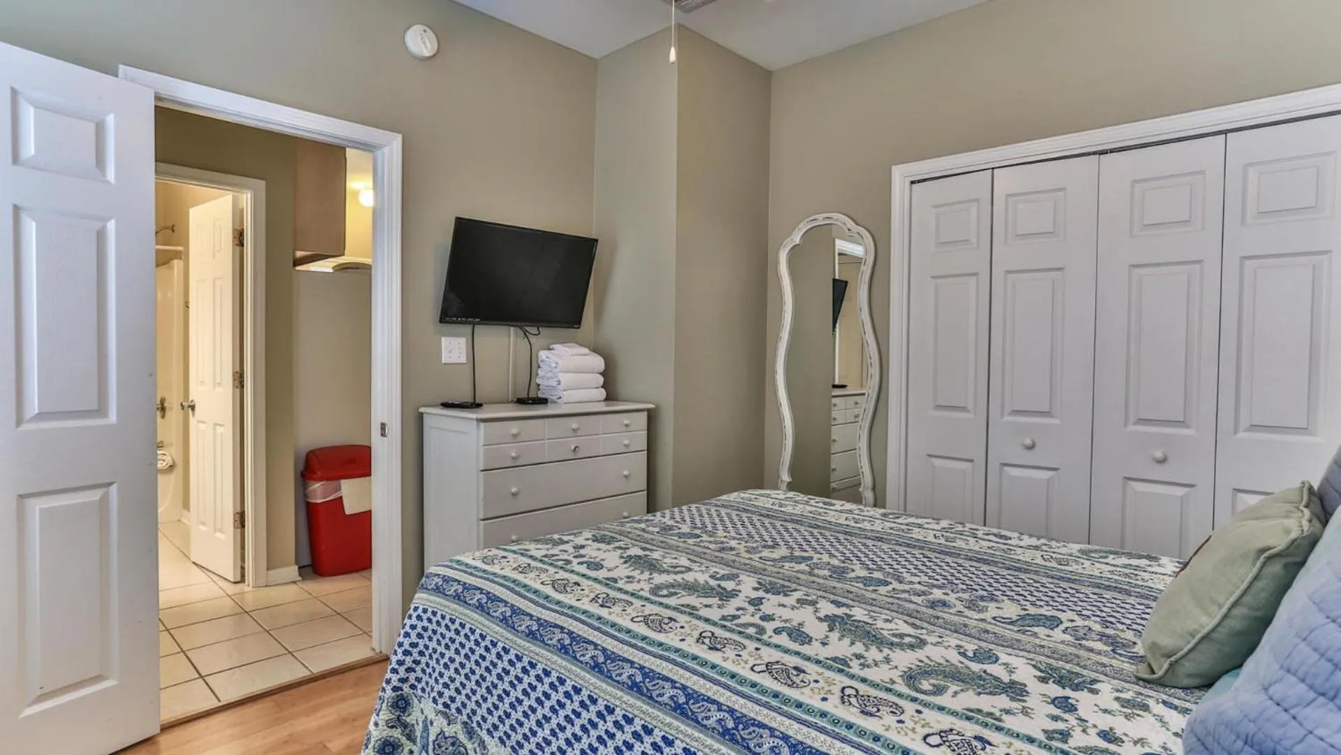 Bed in Biglows Bungalow - About a quarter mile to PRIVATE Neighborhood Beach Access, Pet Friendly, Community Pool