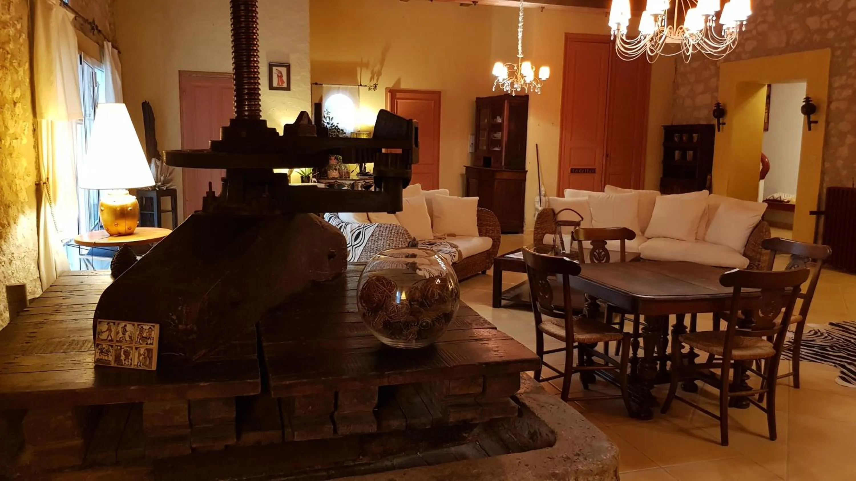 Internal: Not applicable to any particular room in La Demeure du Pressoir