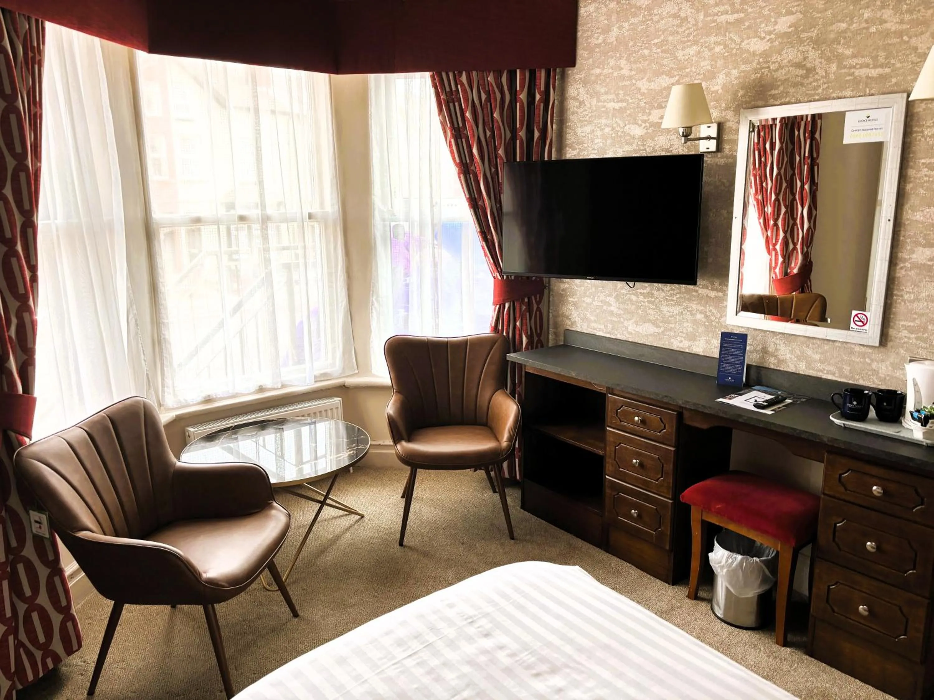 Bed in Claremont Hotel - All Inclusive!